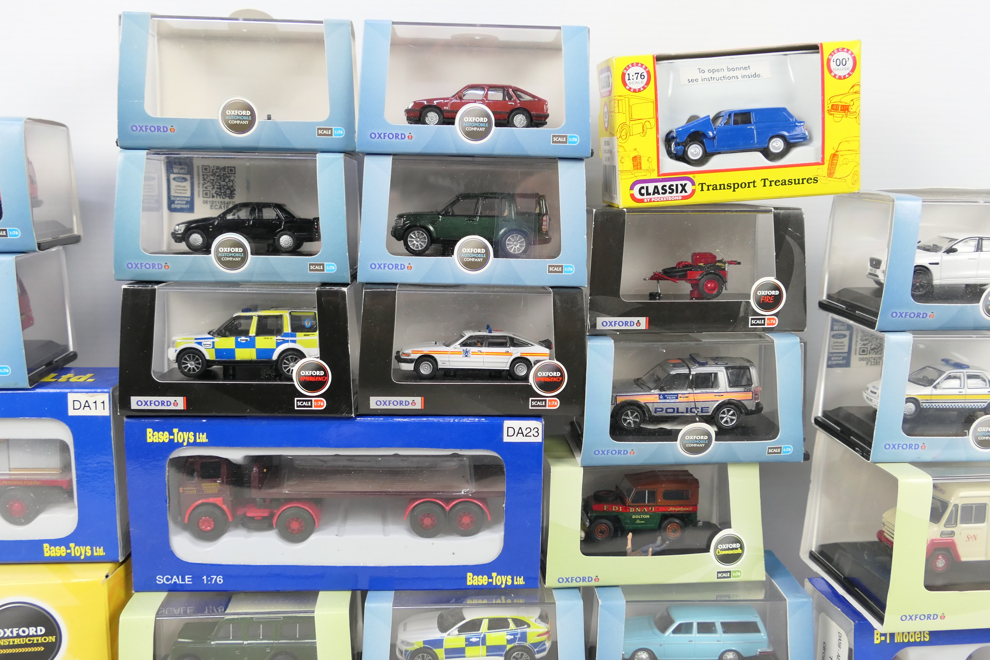 Oxford Diecast - Base Toys - Pocketbond - A collection of 24 x boxed vehicles in 1:76 scale - Image 3 of 4