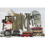 Hornby Dublo - Other - An unboxed collection of Hornby Dublo 3-rail trains, rolling stock,