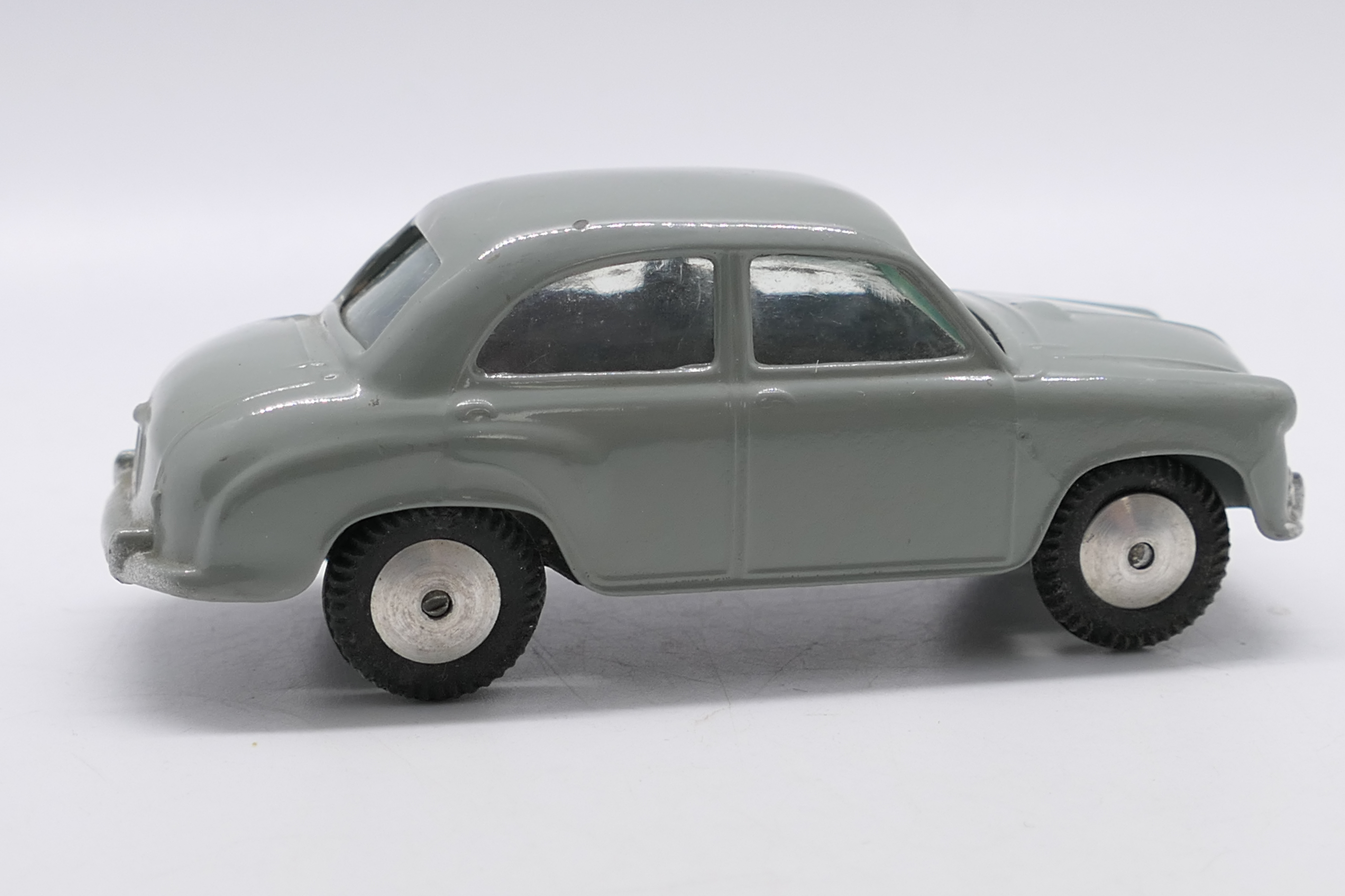 Corgi - A boxed Morris Cowley saloon # 202. - Image 3 of 6