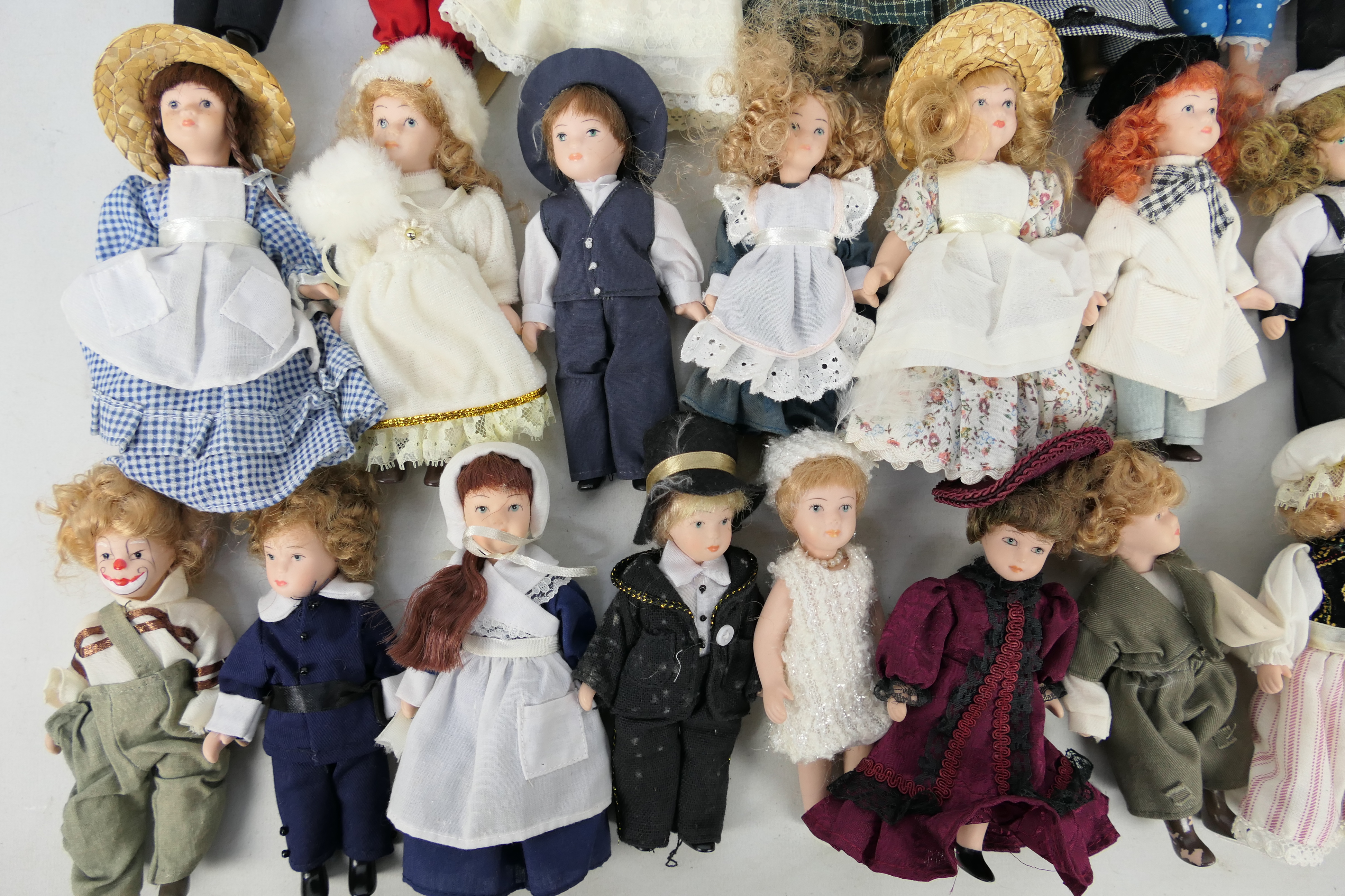 Deagostini - A collection of 25 miniature porcelain dolls attributed to Deagostini. - Image 2 of 5