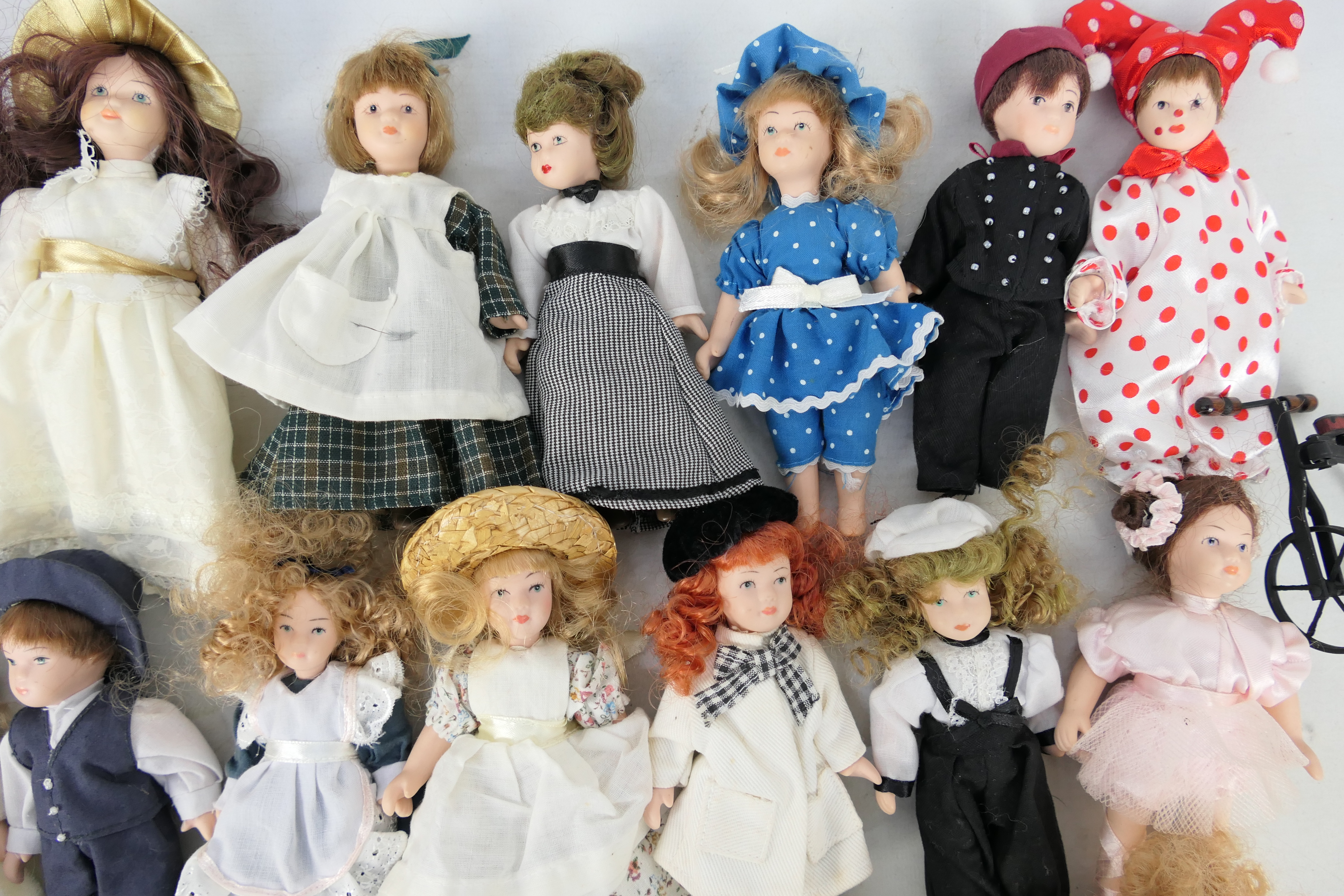 Deagostini - A collection of 25 miniature porcelain dolls attributed to Deagostini. - Image 5 of 5