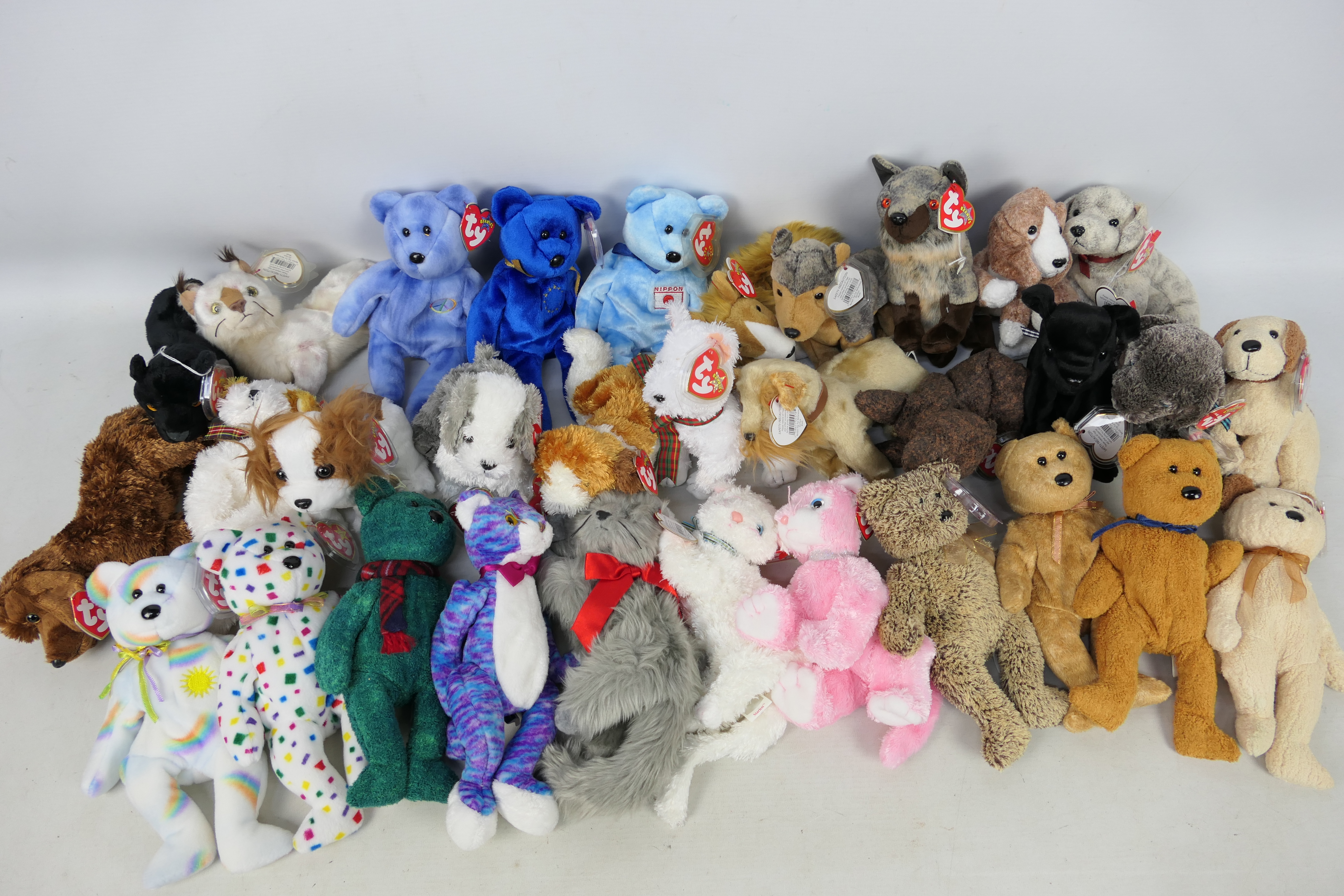 Ty - 32 x Ty Beanie Baby bears and soft toys - Lot includes 5 x dog-themed Beanie Baby soft toys to
