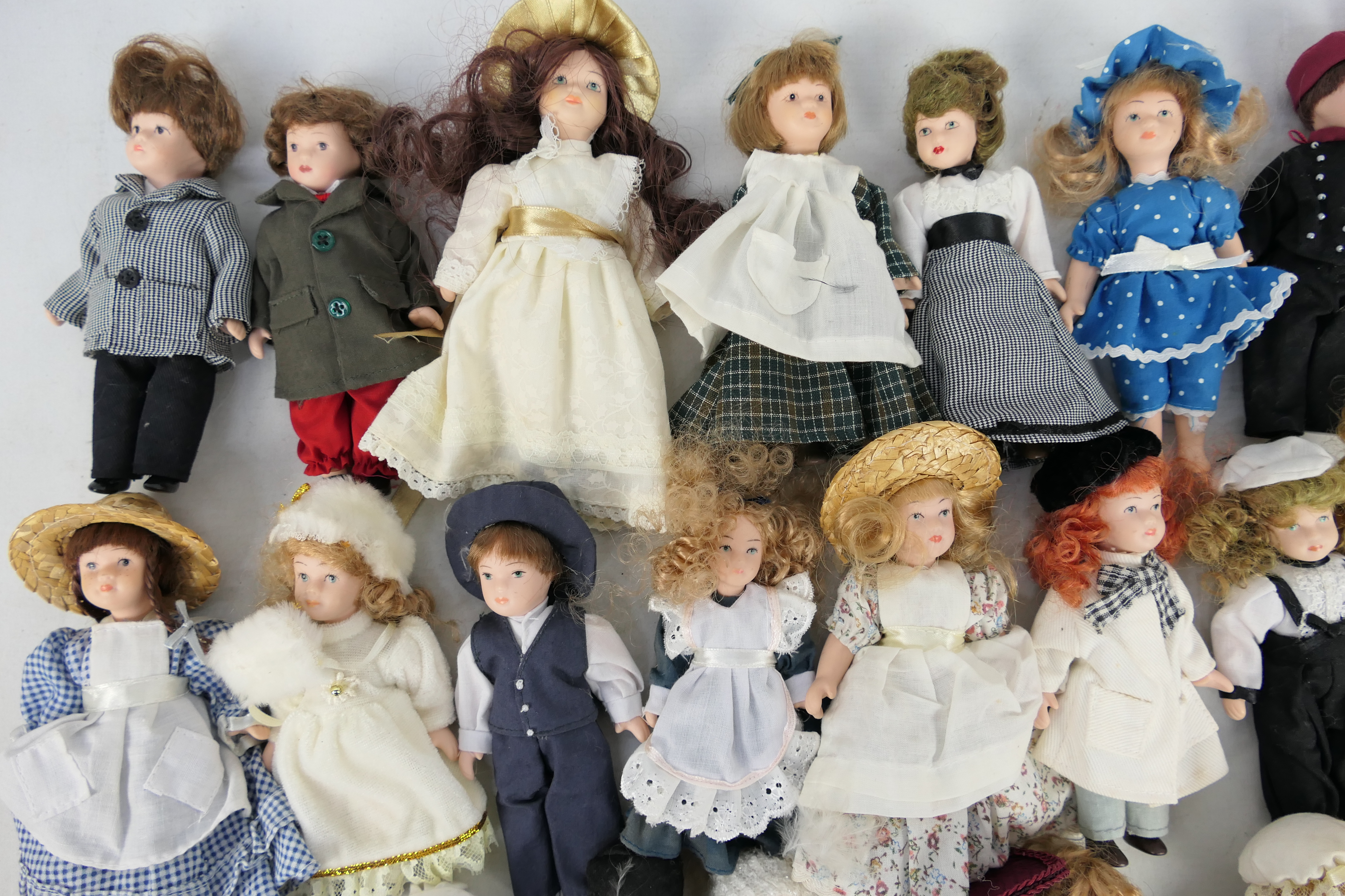 Deagostini - A collection of 25 miniature porcelain dolls attributed to Deagostini. - Image 4 of 5