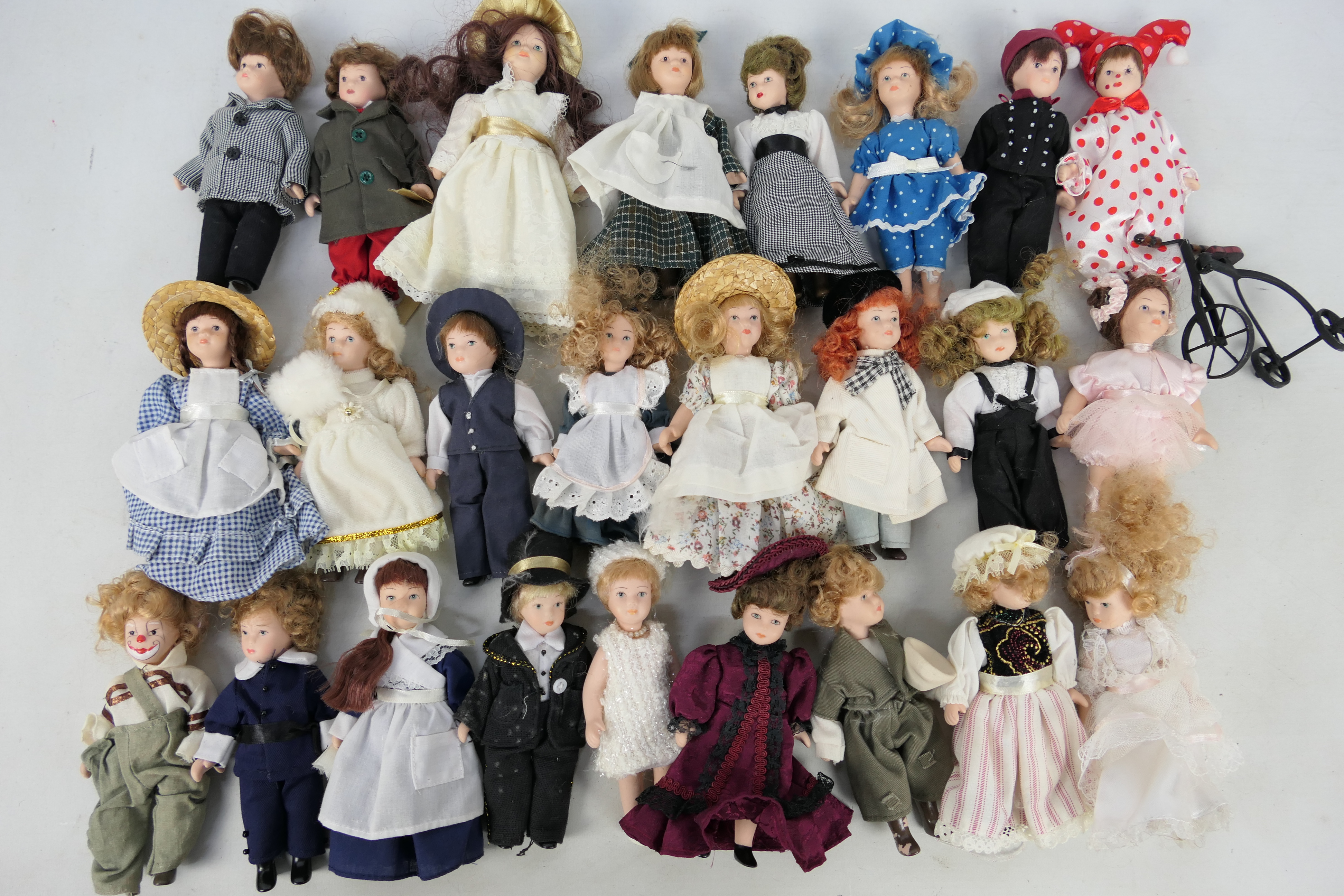 Deagostini - A collection of 25 miniature porcelain dolls attributed to Deagostini.