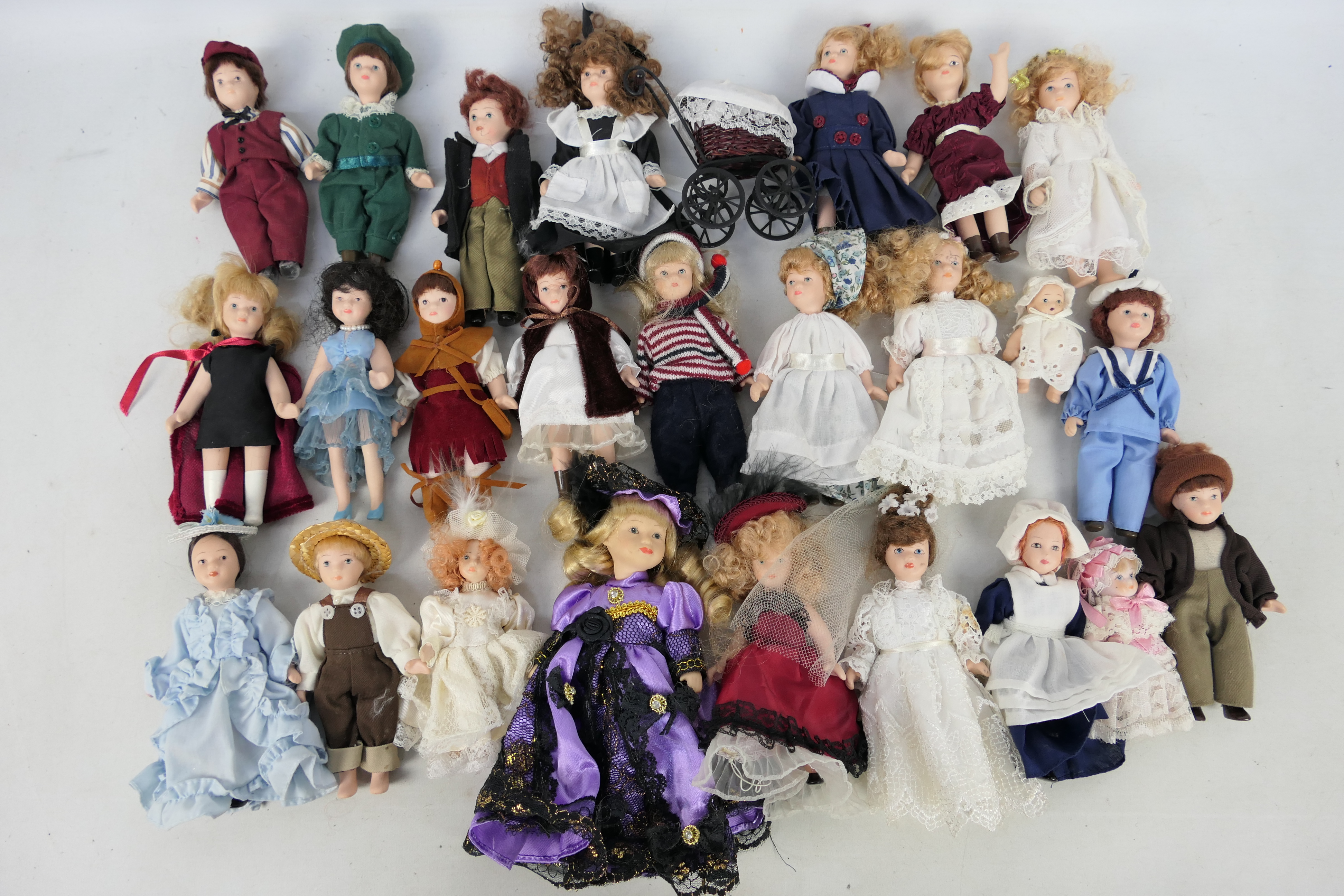 Deagostini - A collection of 25 miniature porcelain dolls attributed to Deagostini.