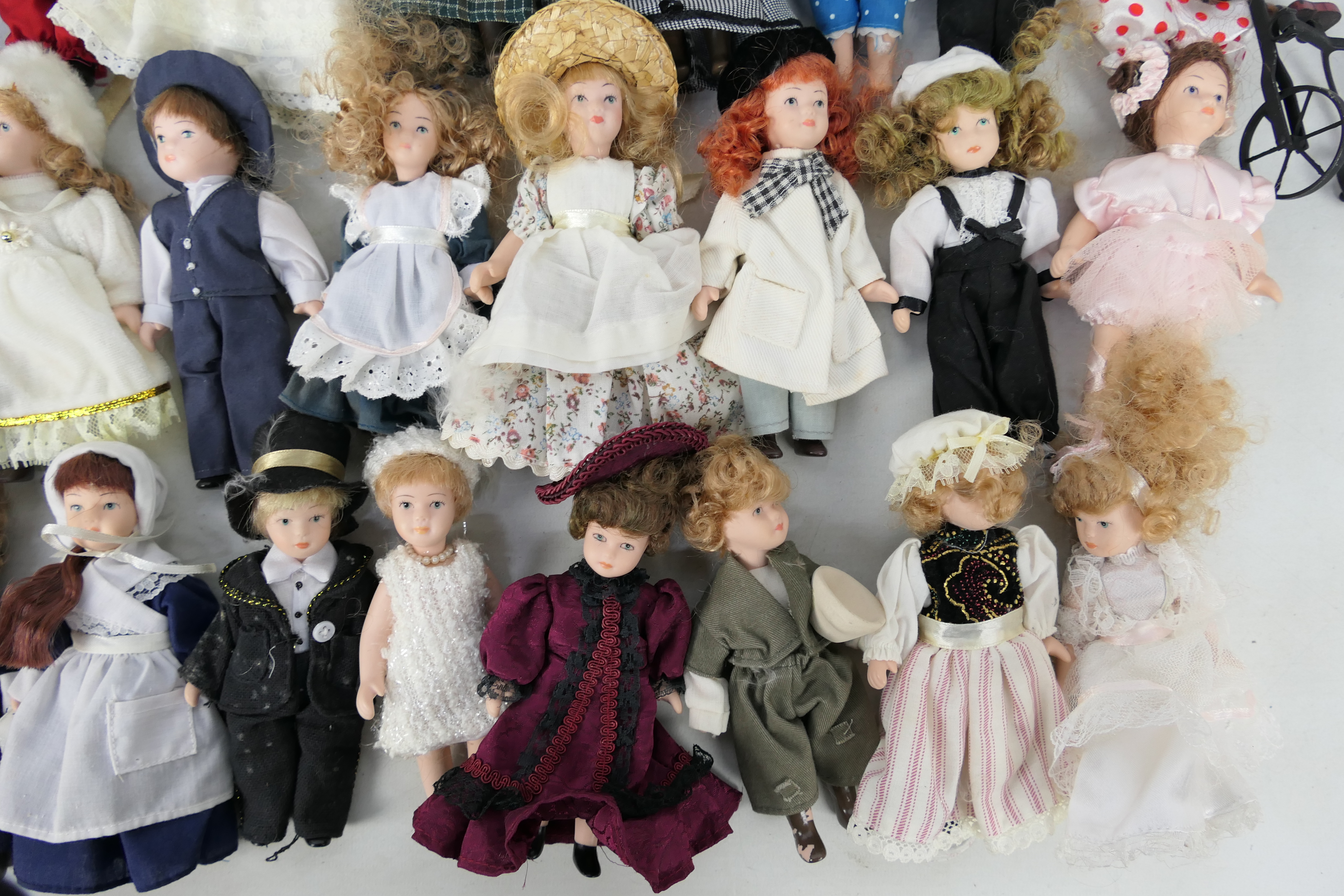 Deagostini - A collection of 25 miniature porcelain dolls attributed to Deagostini. - Image 3 of 5