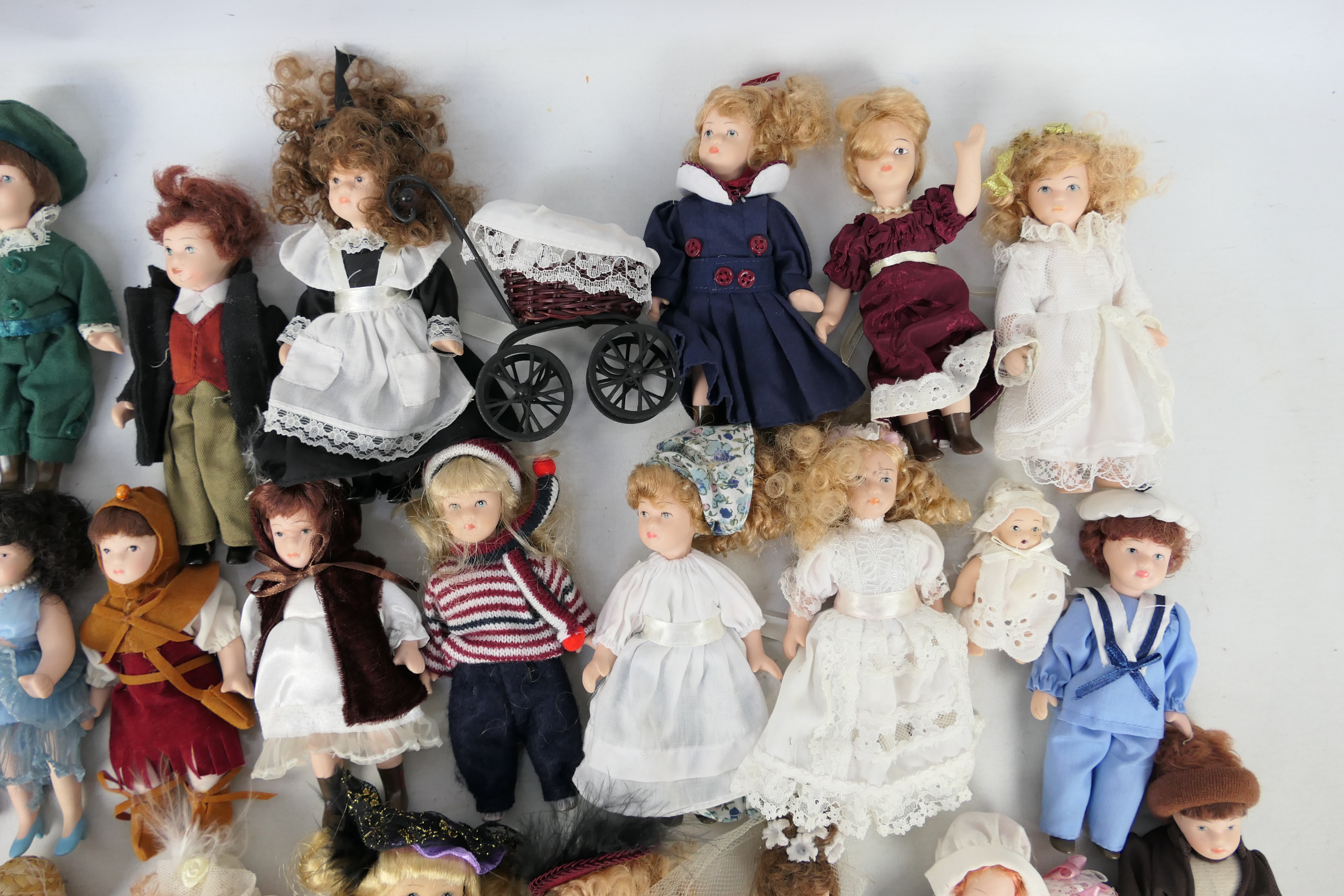 Deagostini - A collection of 25 miniature porcelain dolls attributed to Deagostini. - Image 3 of 5