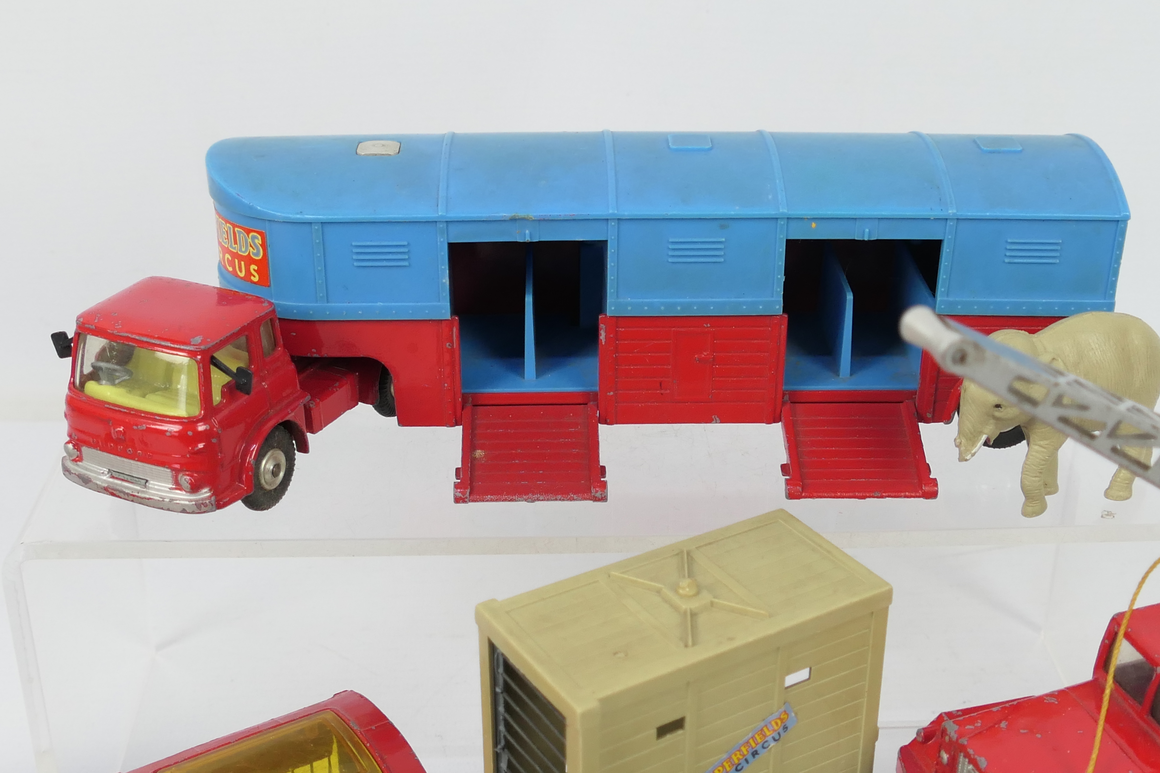 Corgi Toys - A group of unboxed playworn Corgi 'Chipperfields' Circus vehicles with some Corgi and - Bild 2 aus 5