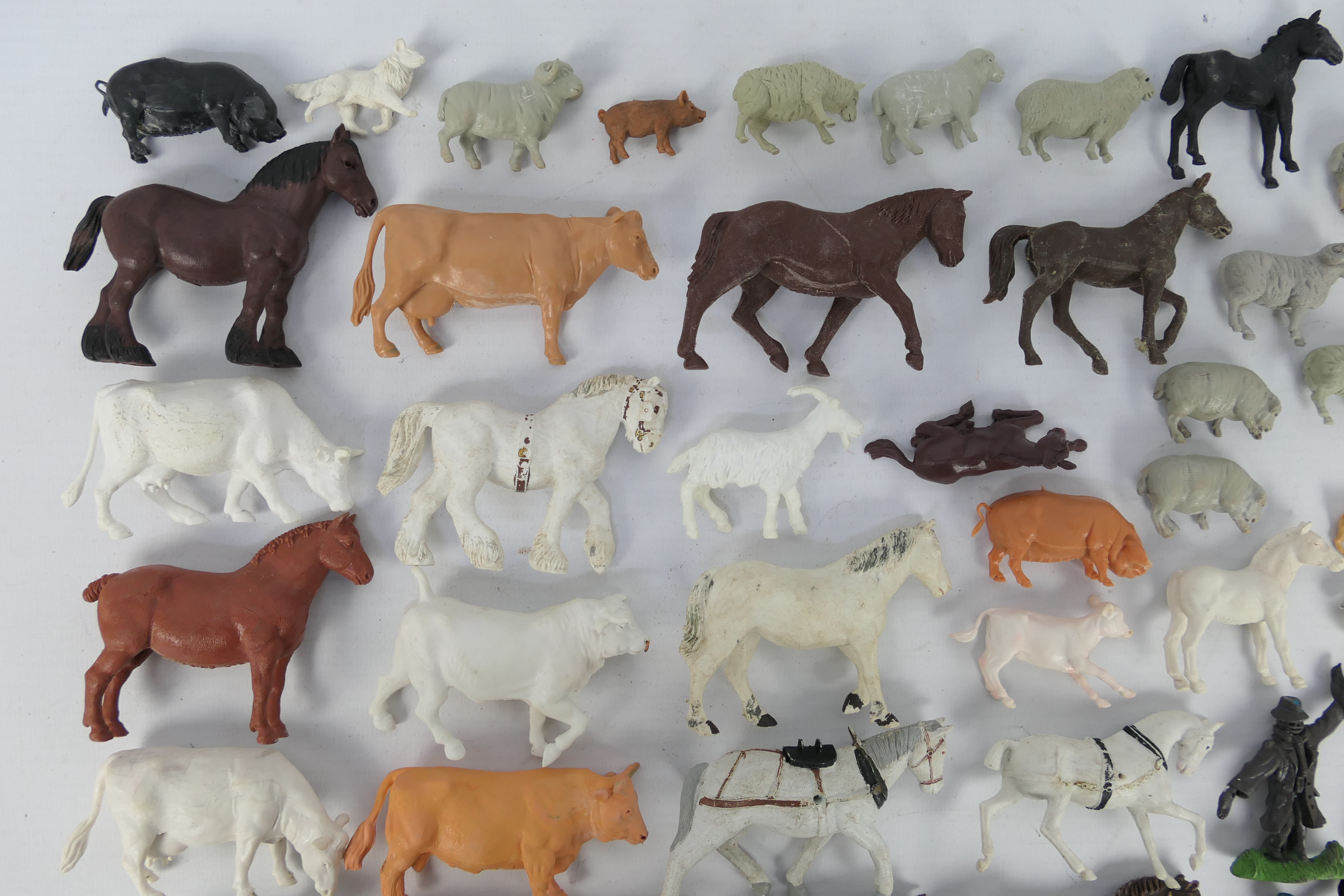 Britains - Cherilea - Other - A loose herd of Britains and Britains style plastic farm animals and - Image 3 of 6