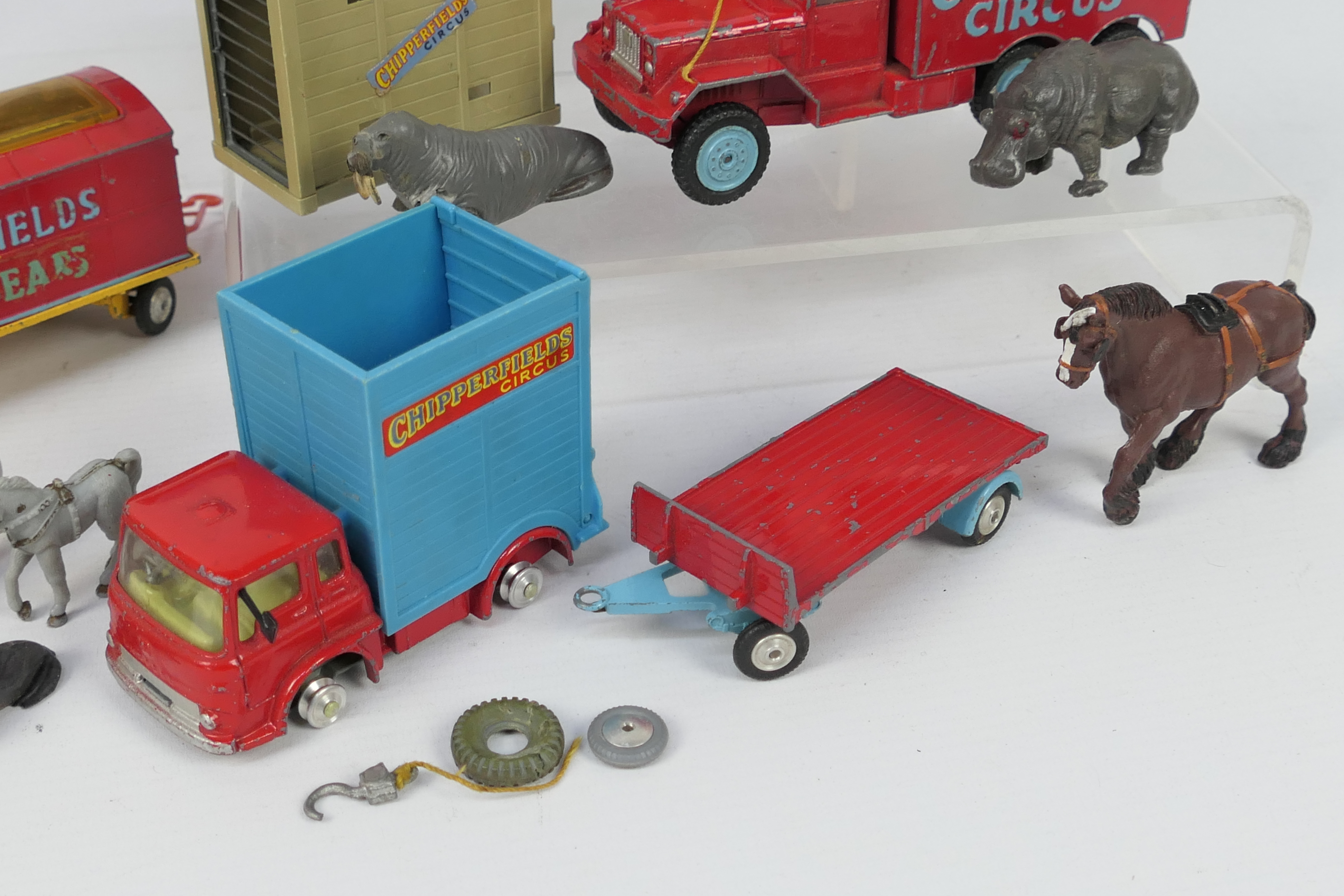 Corgi Toys - A group of unboxed playworn Corgi 'Chipperfields' Circus vehicles with some Corgi and - Bild 5 aus 5