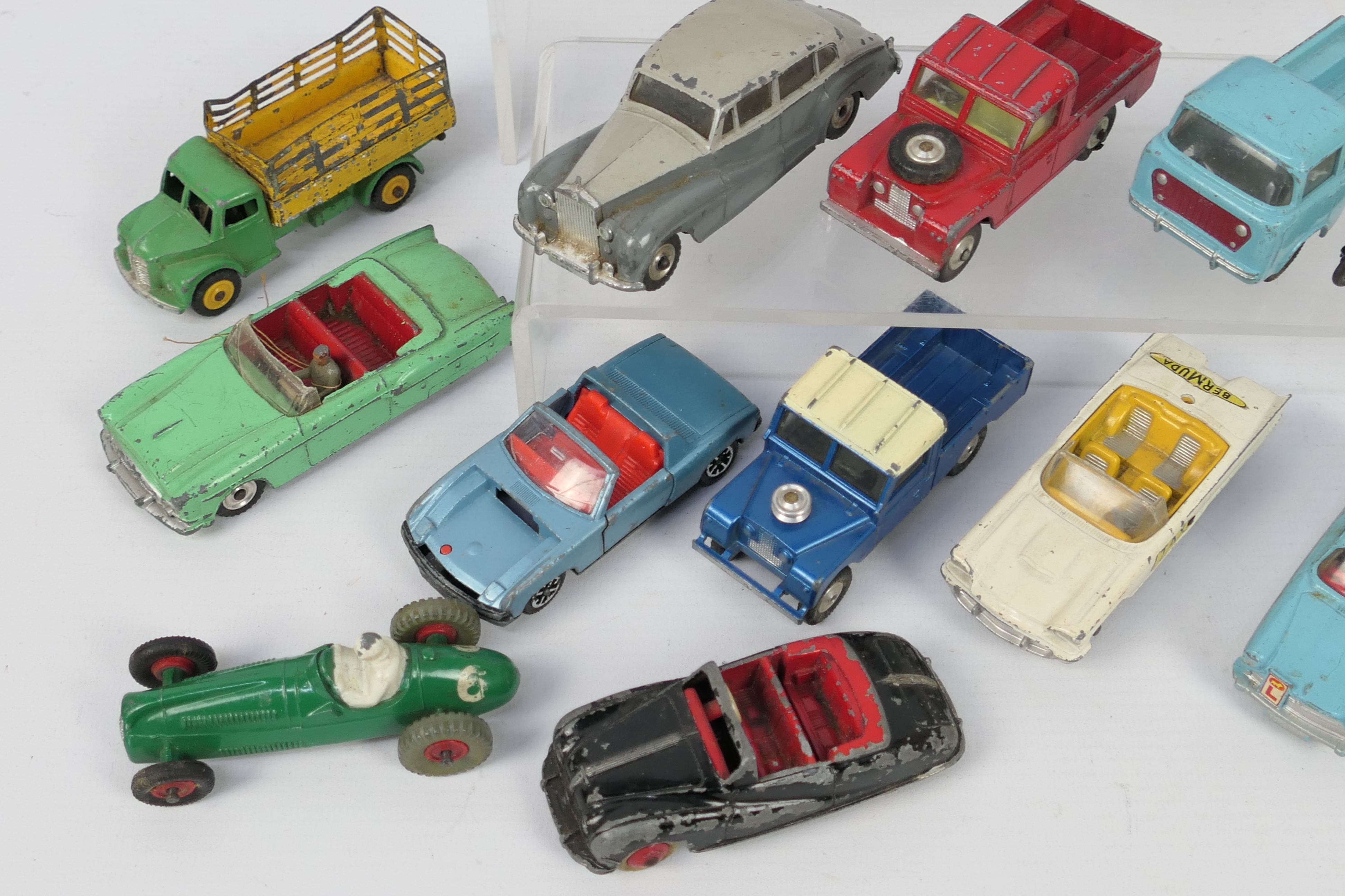 Dinky Toys - Corgi Toys - A loose collection of playworn Dinky and Corgi Toys. - Bild 4 aus 5