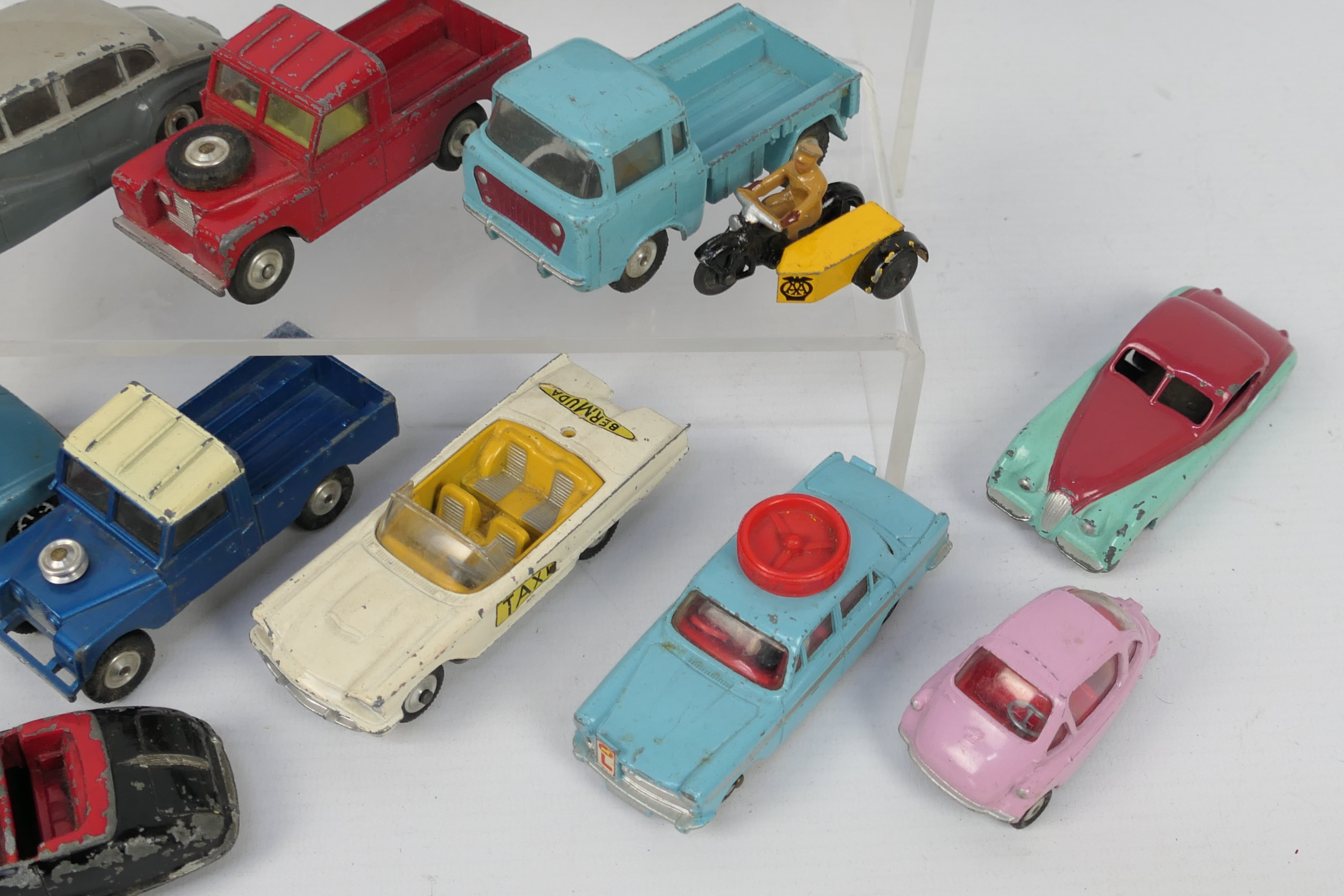 Dinky Toys - Corgi Toys - A loose collection of playworn Dinky and Corgi Toys. - Bild 5 aus 5