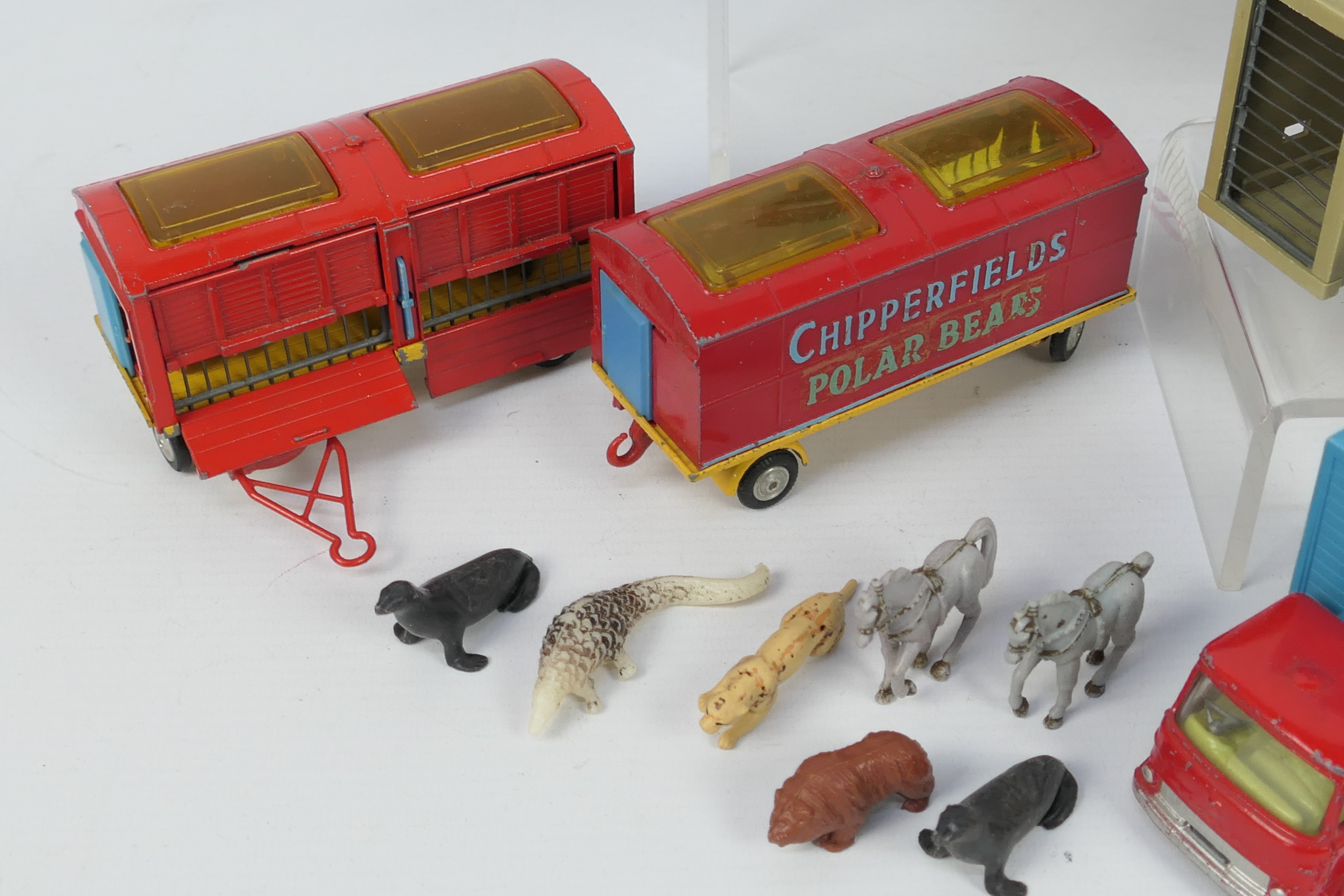 Corgi Toys - A group of unboxed playworn Corgi 'Chipperfields' Circus vehicles with some Corgi and - Bild 4 aus 5