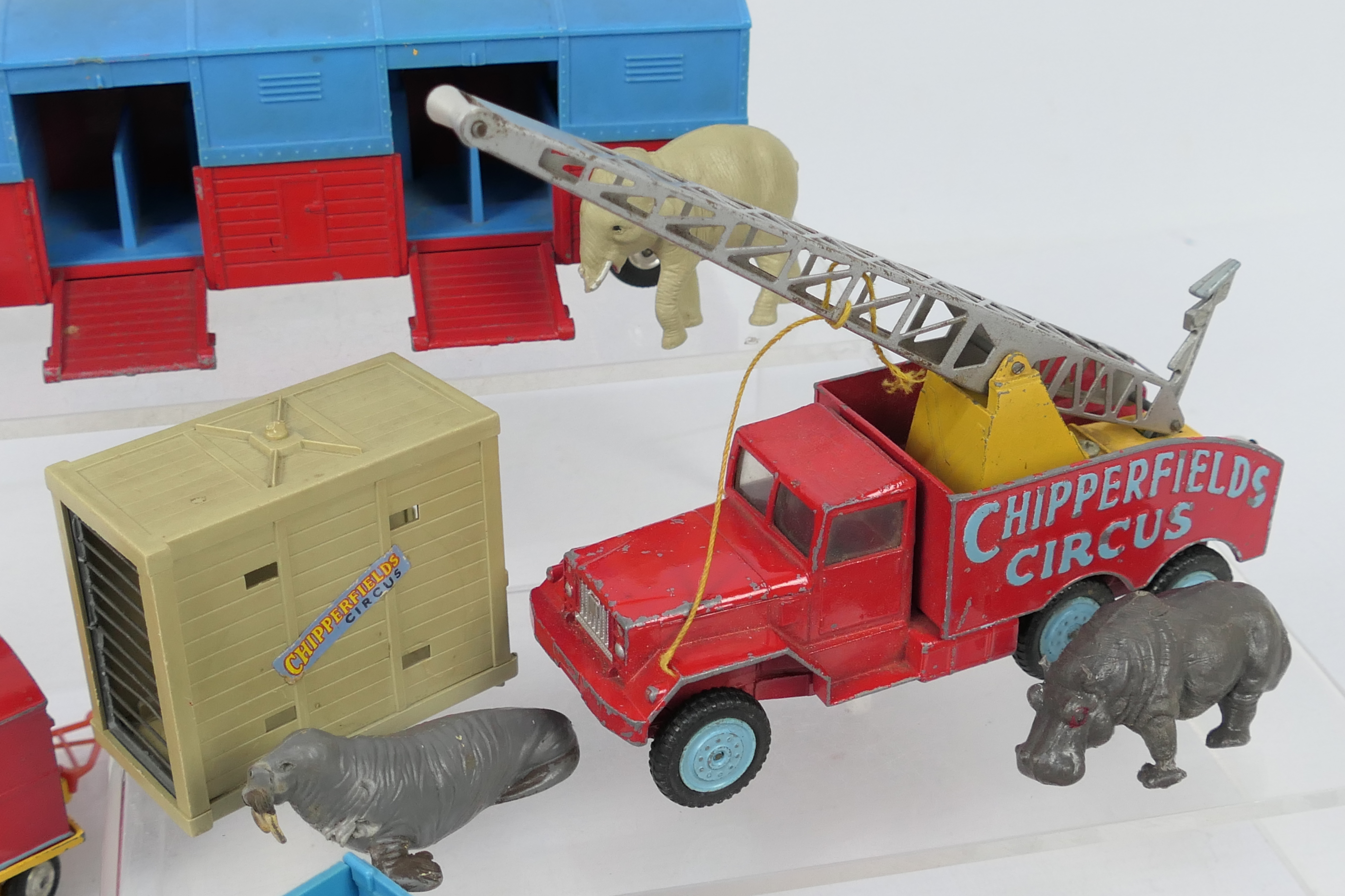 Corgi Toys - A group of unboxed playworn Corgi 'Chipperfields' Circus vehicles with some Corgi and - Bild 3 aus 5