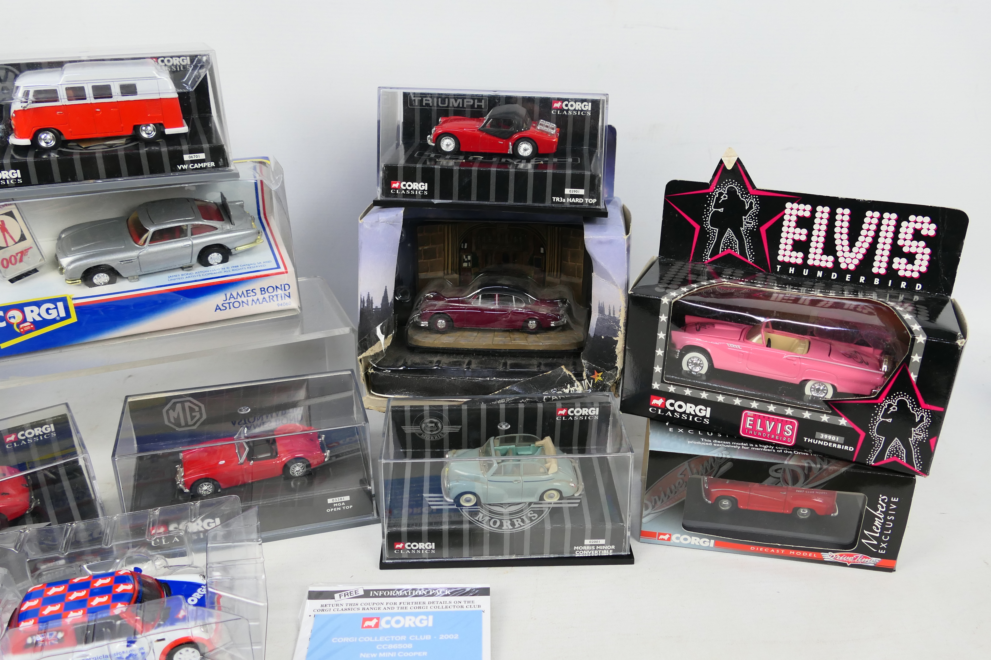 Corgi Classics - A boxed collection of 13 diecast model vehicles from various Corgi ranges. - Bild 3 aus 4