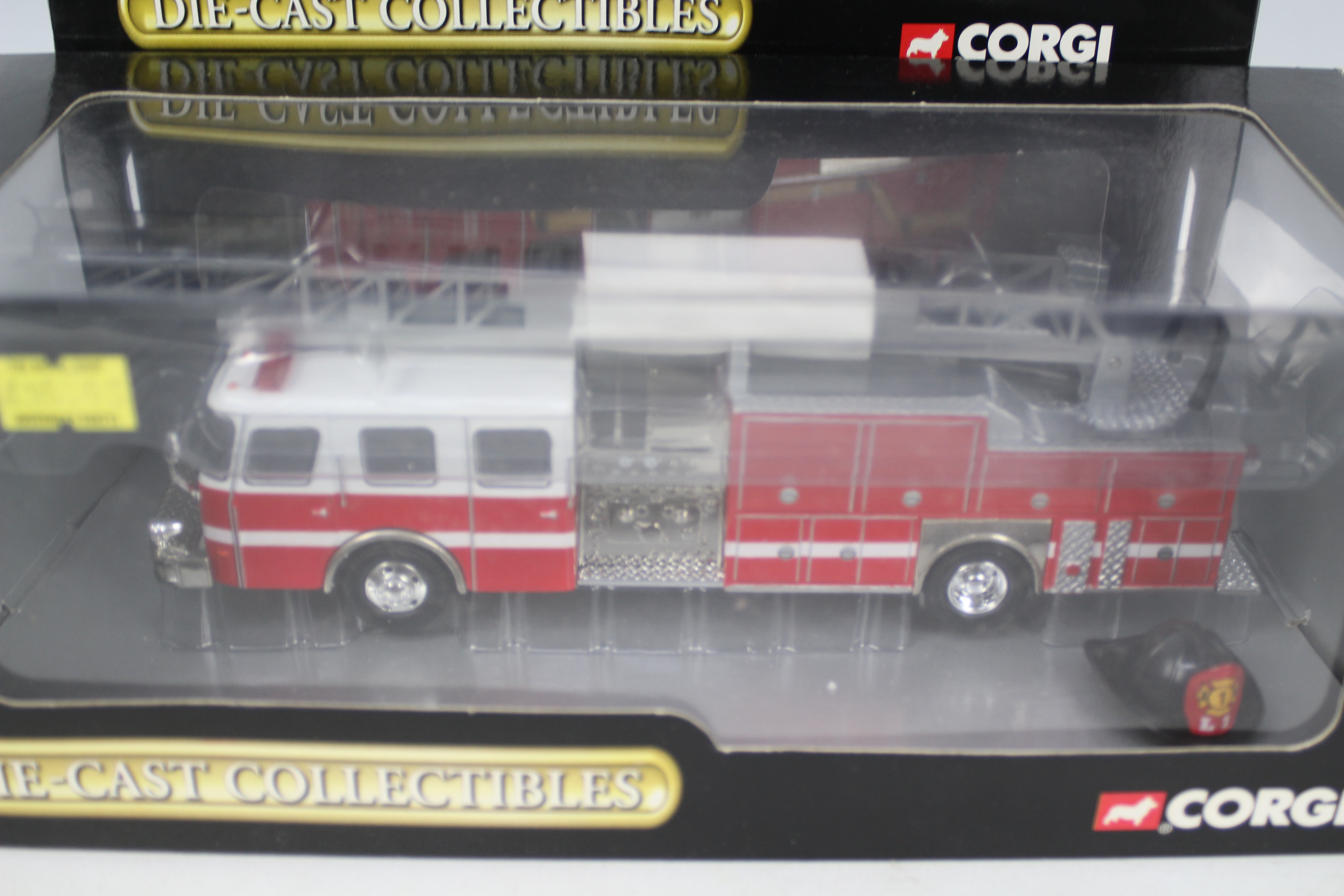 Corgi - Three boxed diecast vehicles from Corgi's 'Diecast Collectibles' North American Fire - Bild 2 aus 5