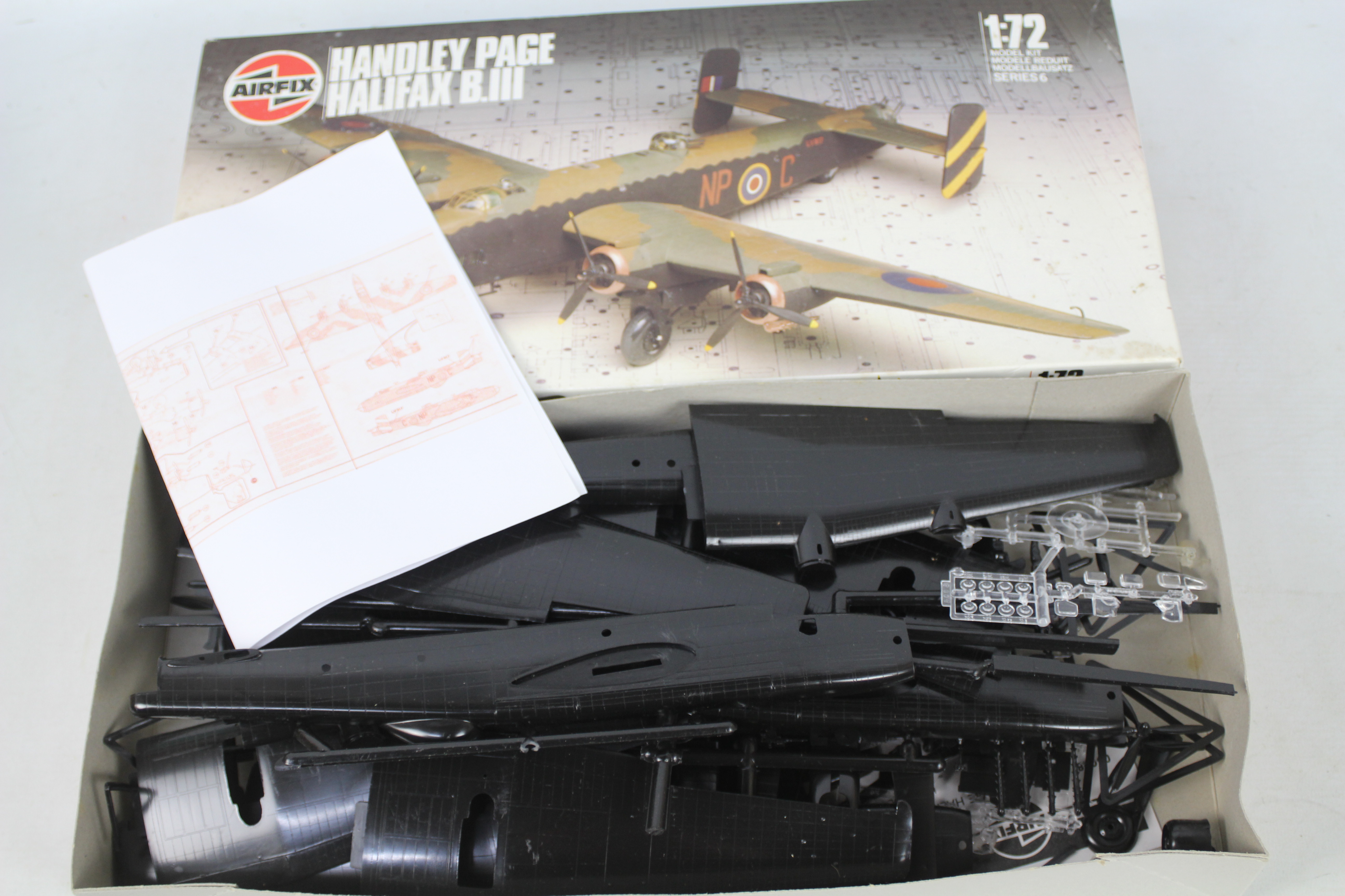 Airfix - Four boxed plastic military and civilian aircraft model kits in a variety of scales. - Image 4 of 5