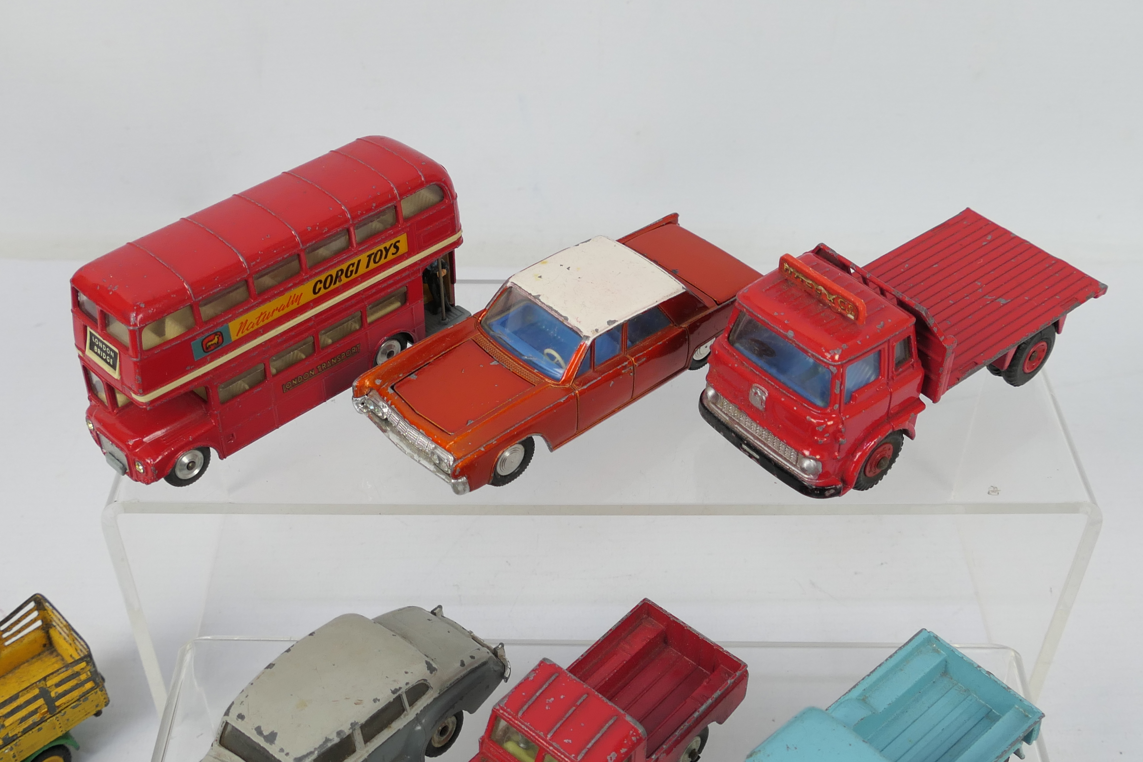 Dinky Toys - Corgi Toys - A loose collection of playworn Dinky and Corgi Toys. - Bild 2 aus 5