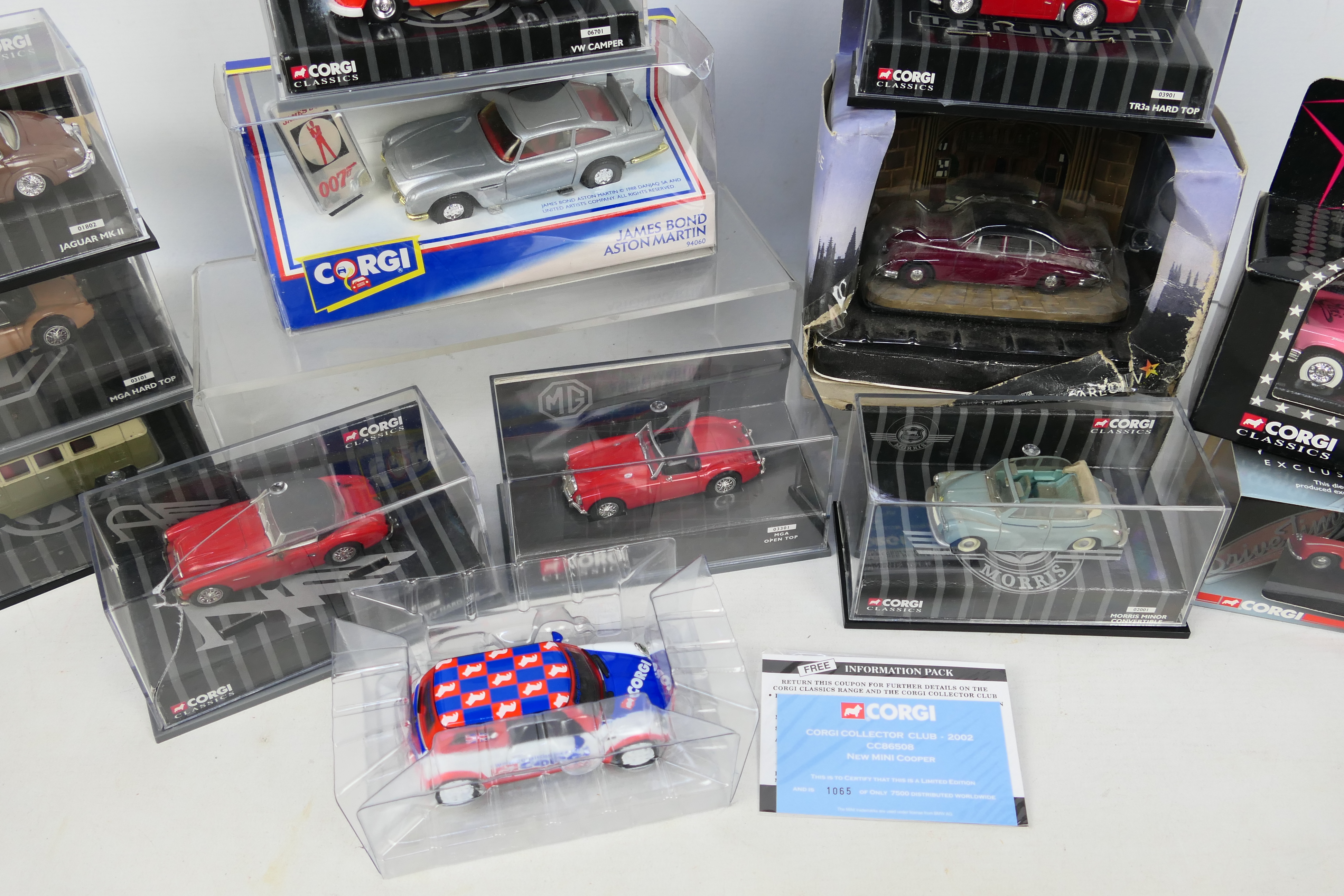 Corgi Classics - A boxed collection of 13 diecast model vehicles from various Corgi ranges. - Bild 4 aus 4