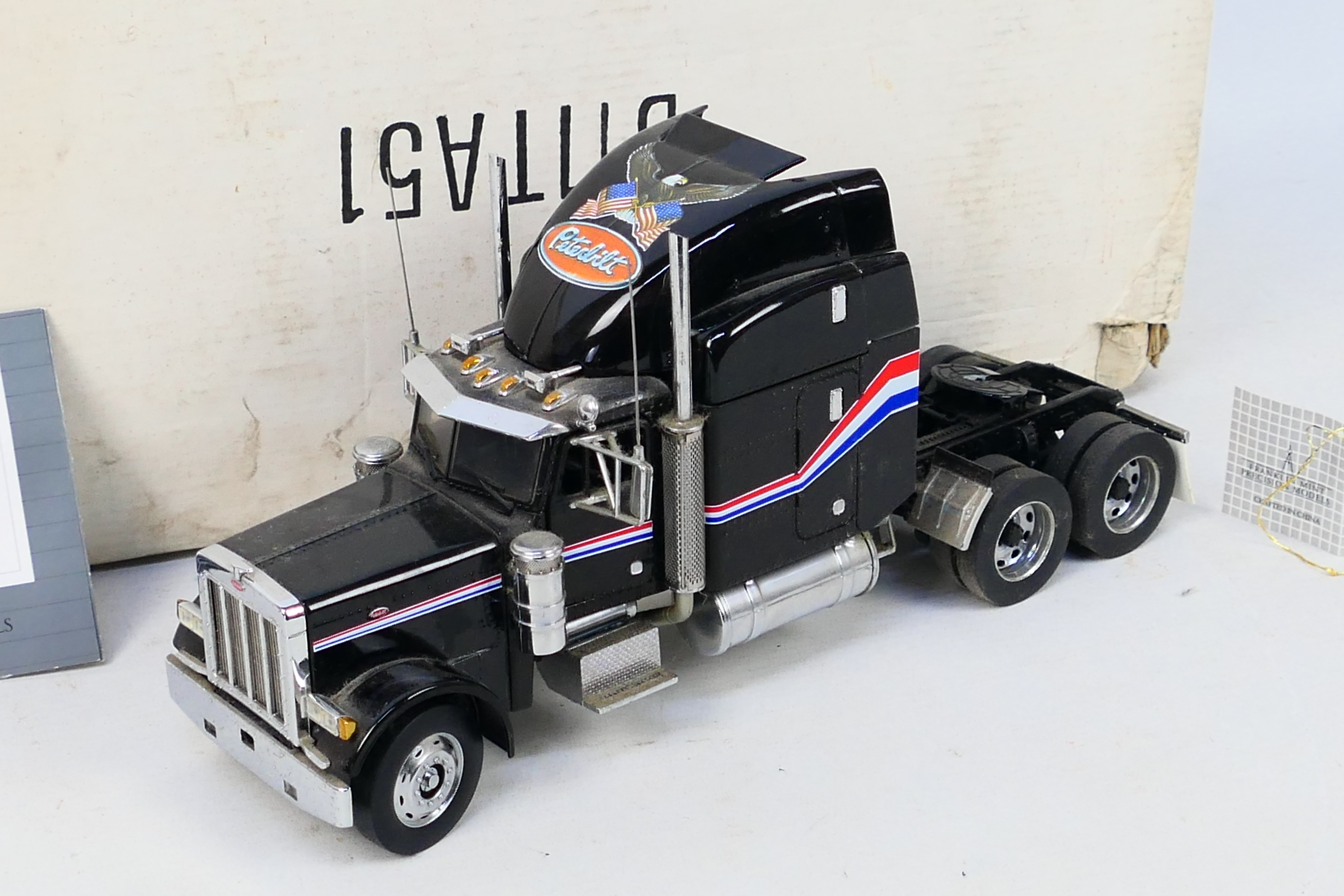 Franklin Mint - A boxed 1:32 scale Franklin Mint 'The Peterbilt 379' diecast model truck. - Image 2 of 3