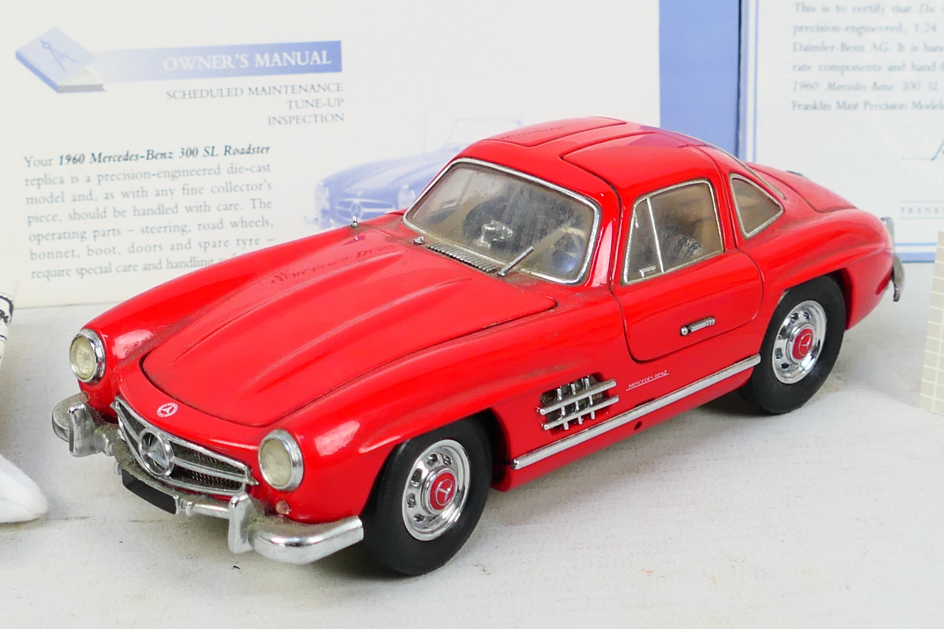 Franklin Mint - A boxed 1:24 scale Franklin Mint 1960 Mercedes Benz Gullwing diecast model car. - Image 2 of 3