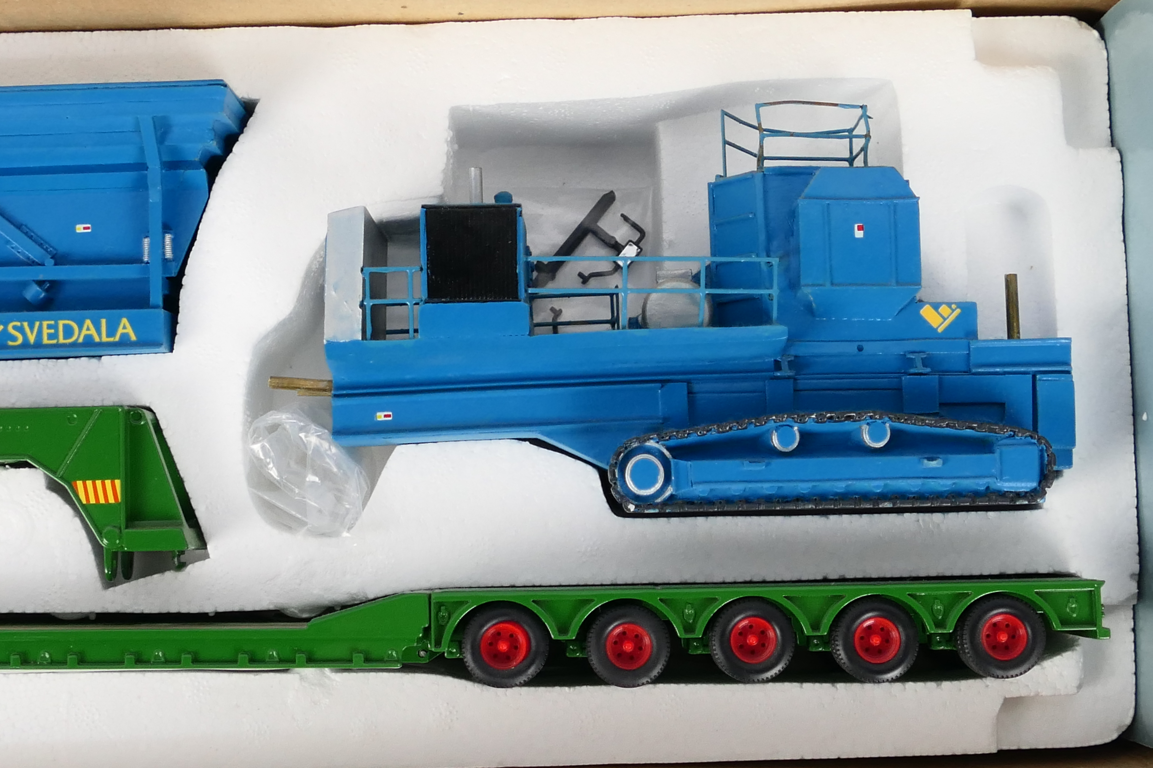 Corgi Heavy Haulage - A boxed Corgi Heavy Haulage Limited Edition CC12002 'Cadzow Heavy Haulage' - Image 3 of 4