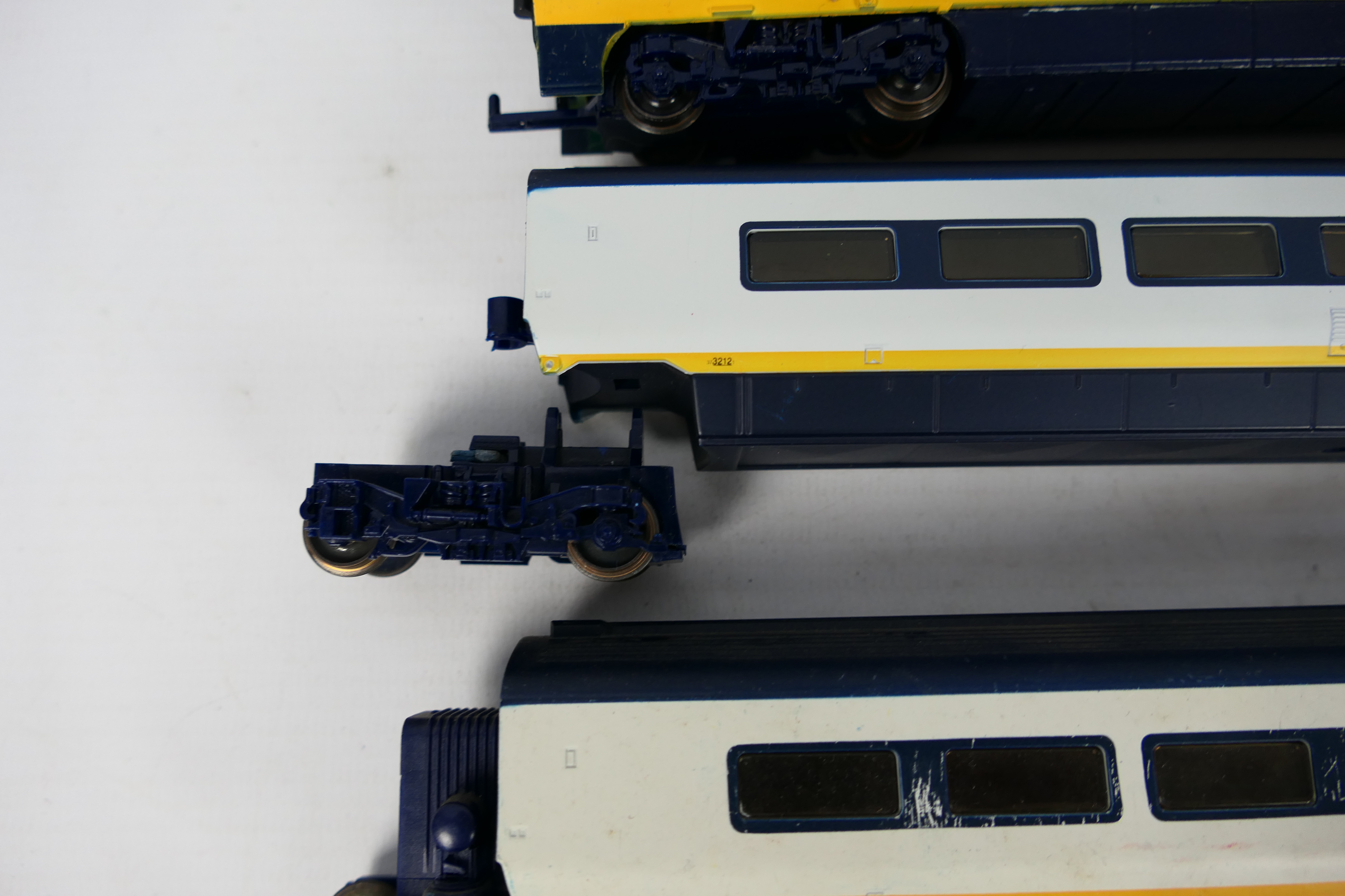 Jouef - Hornby - Lima - A predominately unboxed rake of HO / OO gauge passenger rolling stock and - Image 4 of 5