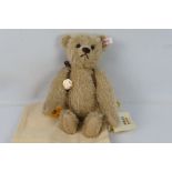 Steiff, Seymore C trader - A bagged limited edition Steiff bear "Seymore C trader" (1,