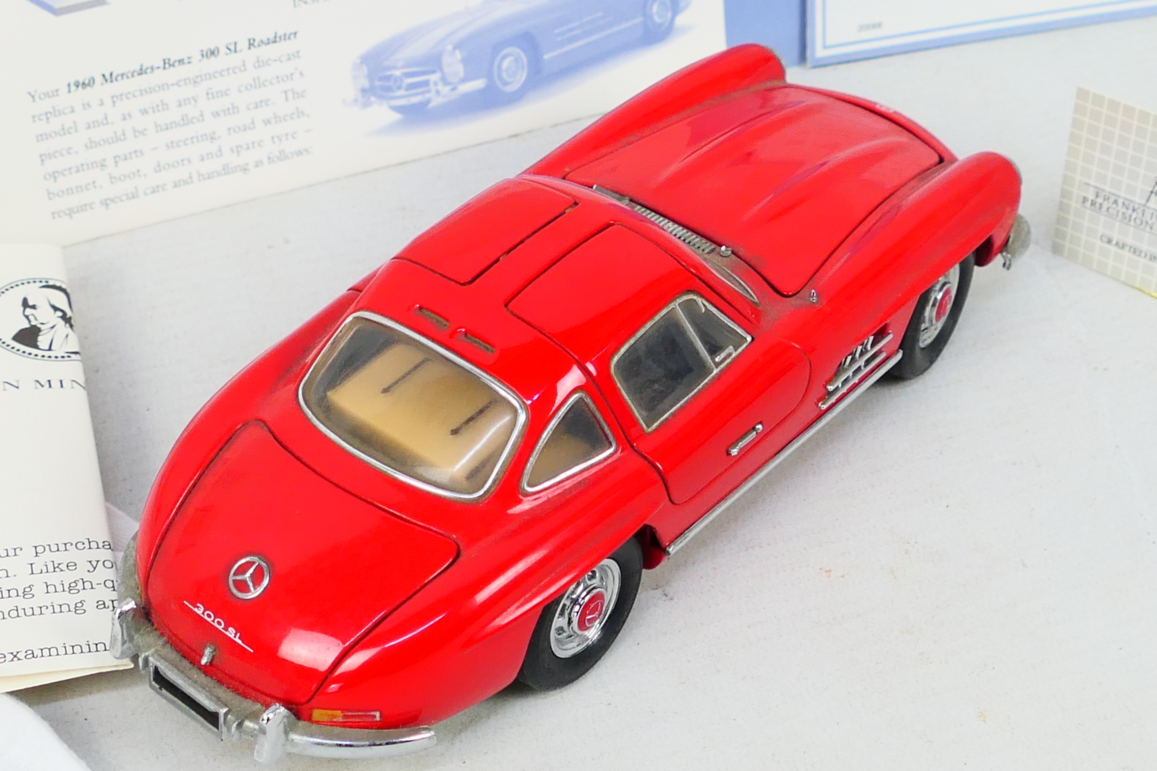 Franklin Mint - A boxed 1:24 scale Franklin Mint 1960 Mercedes Benz Gullwing diecast model car. - Image 3 of 3