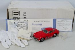 Franklin Mint - A boxed 1:24 scale Franklin Mint 1960 Mercedes Benz Gullwing diecast model car.