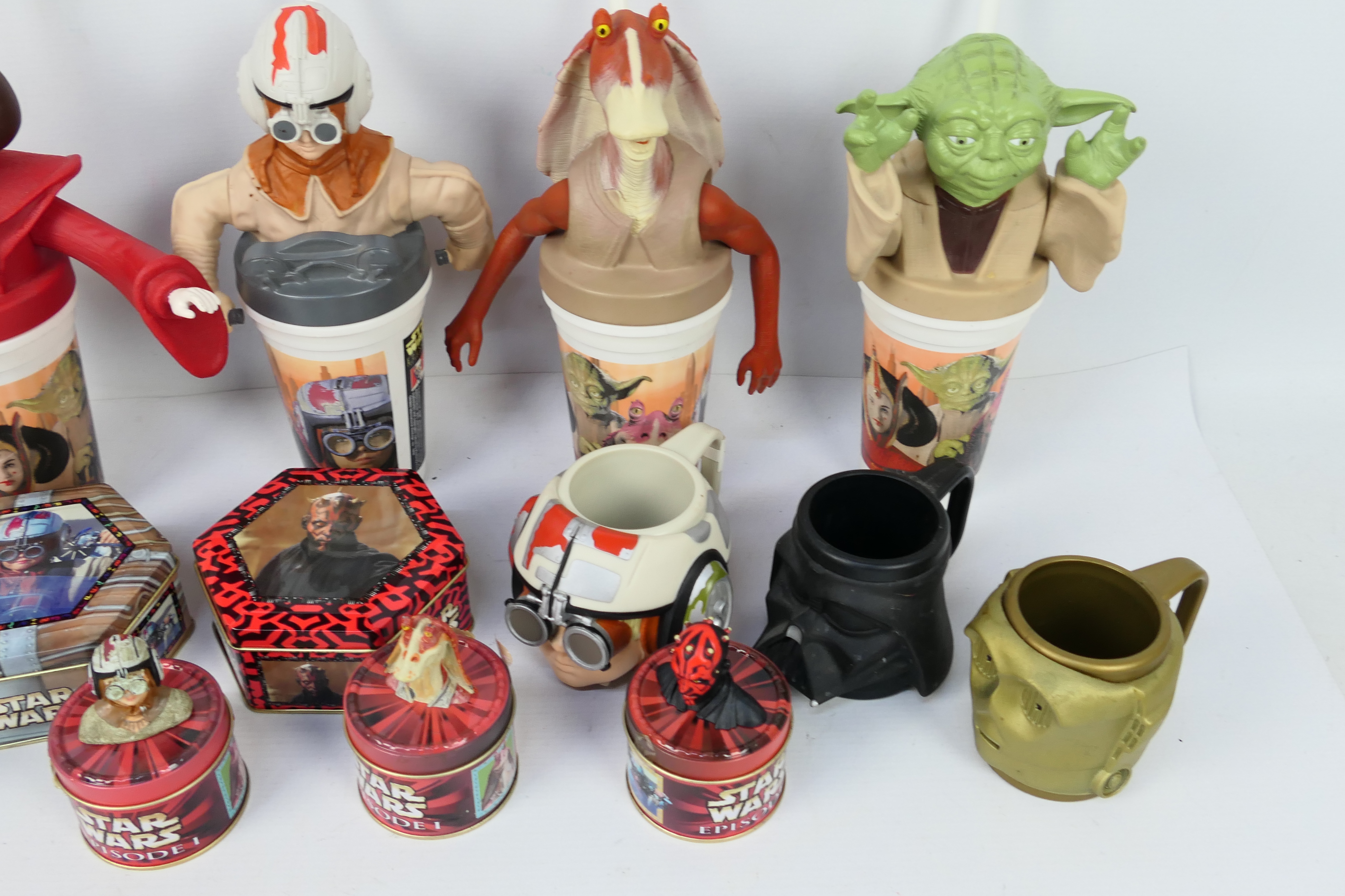 Applause - Star Wars - A collection of 8 x novelty Star Wars cups and 5 x tins of sweets. - Image 4 of 4