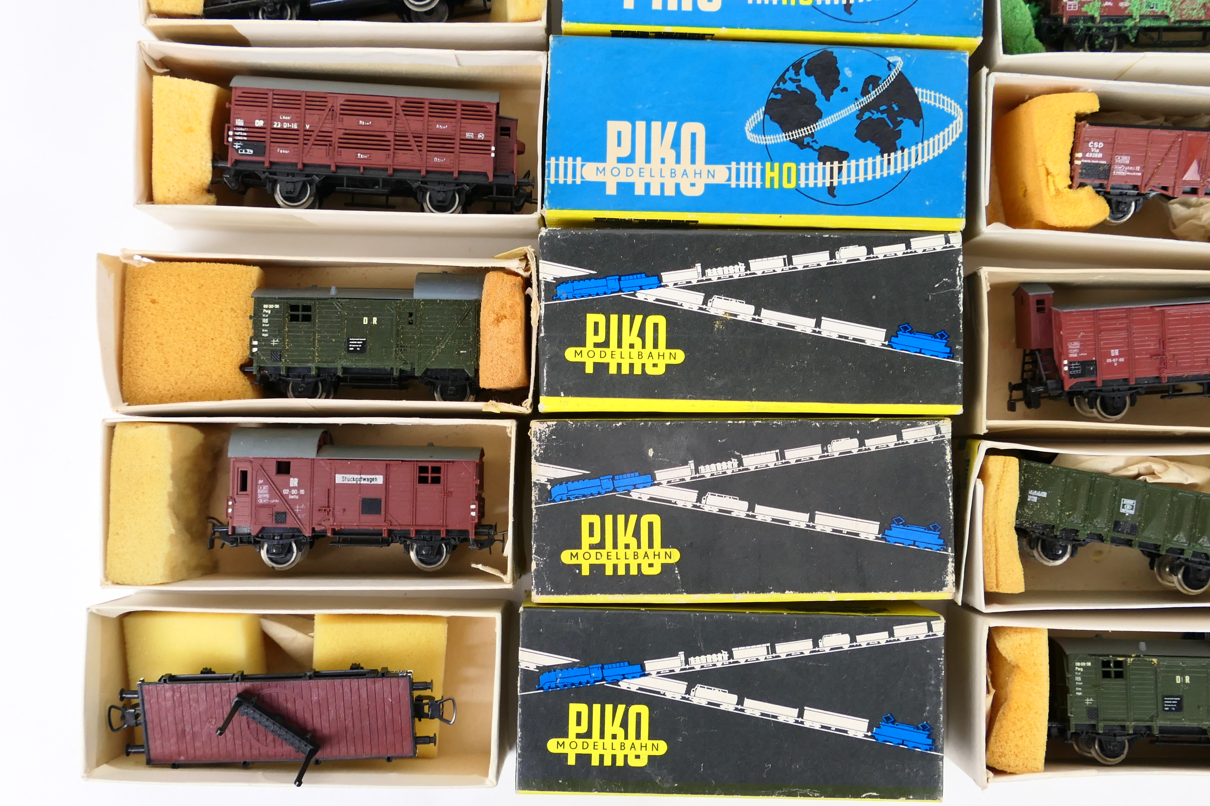 Piko - A boxed rake of 14 items of HO gauge passenger and freight rolling stock. - Image 2 of 6