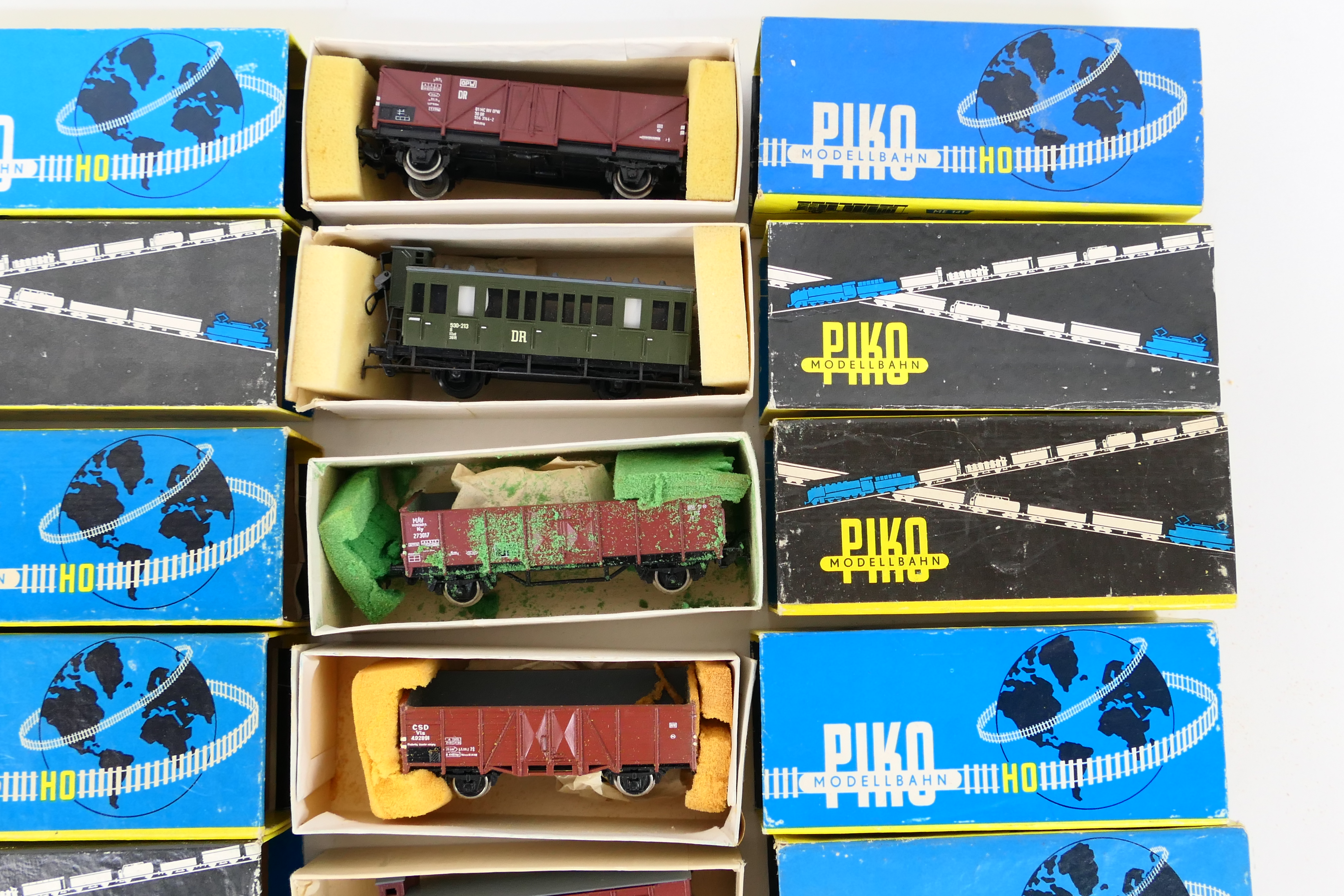 Piko - A boxed rake of 14 items of HO gauge passenger and freight rolling stock. - Image 4 of 6