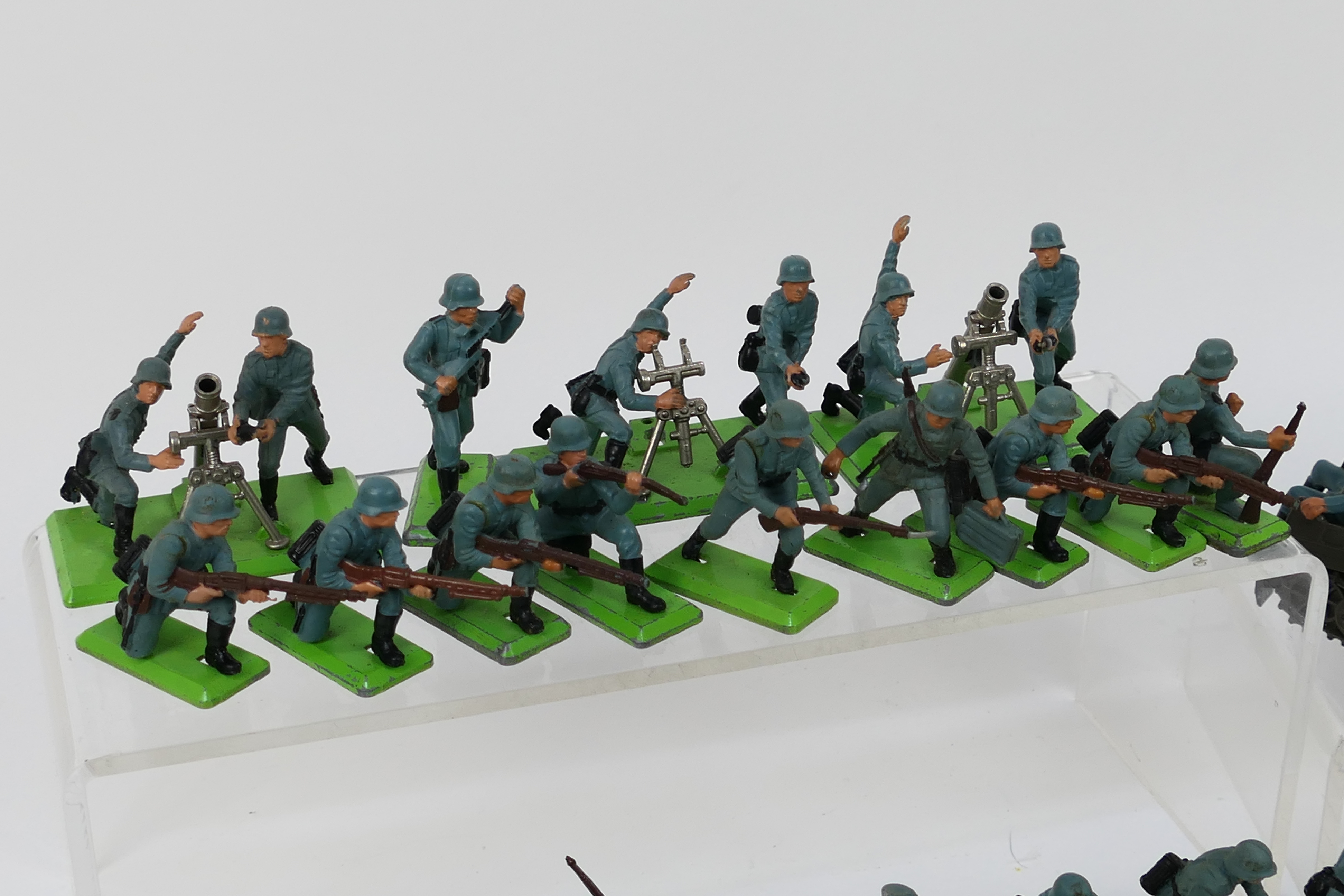 Britains Deetail - A collection of German and British Army soldiers including 41 x single German - Image 2 of 6