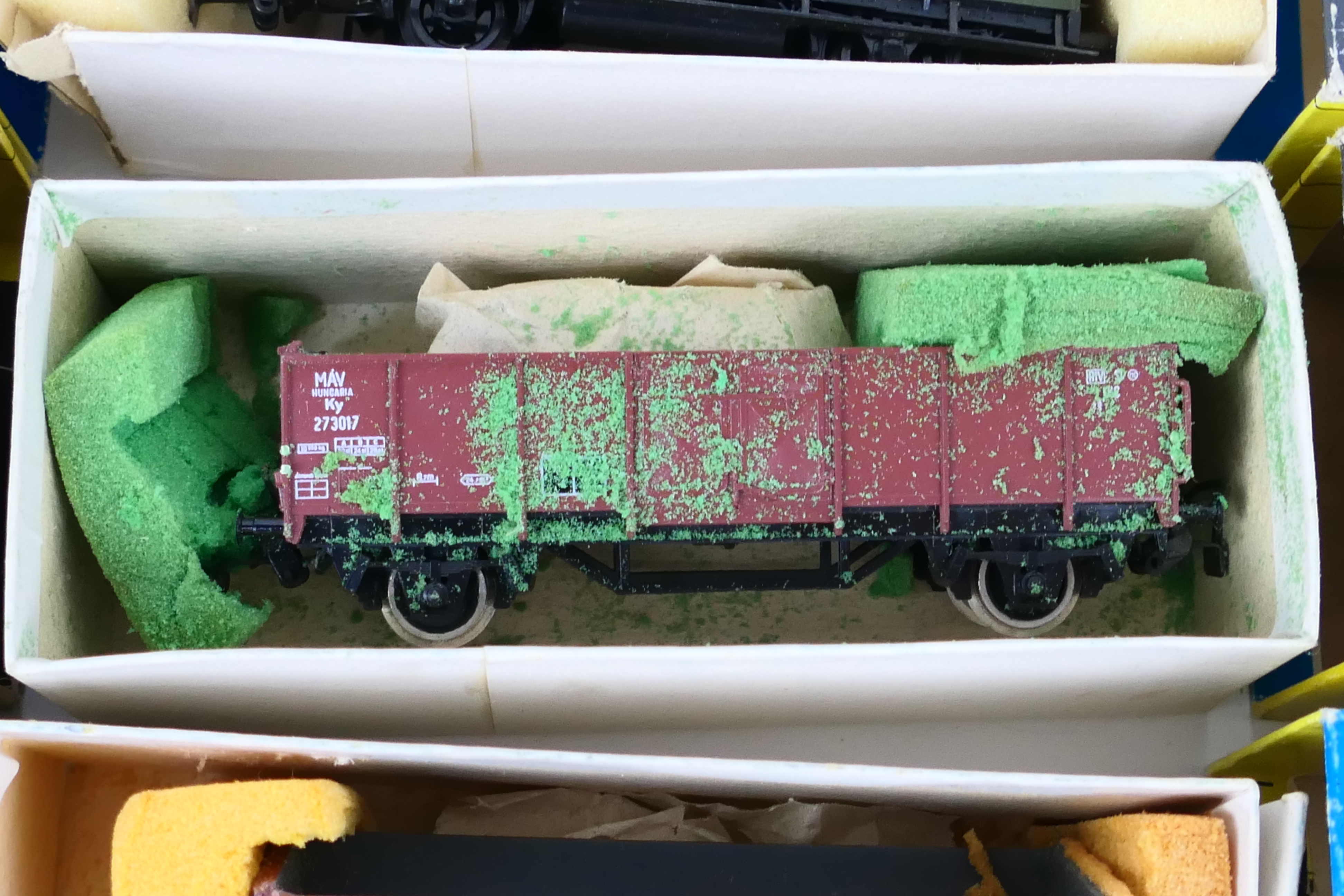 Piko - A boxed rake of 14 items of HO gauge passenger and freight rolling stock. - Image 6 of 6