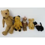 Merrythought - Others - A collection of four vintage bears and a soft toy cat.