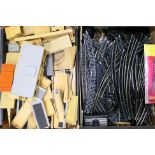 Hornby Dublo - Hornby - Lima - A large unboxed collection of Hornby Dublo railway accessories