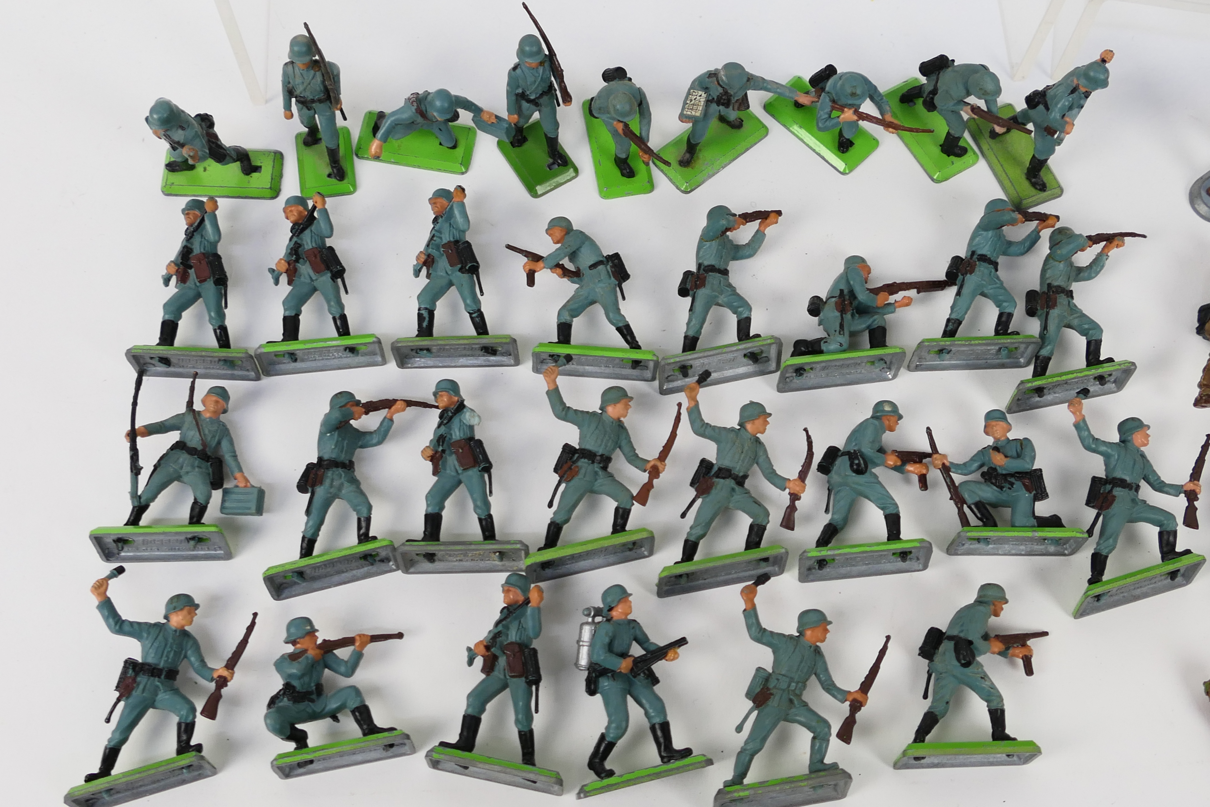 Britains Deetail - A collection of German and British Army soldiers including 41 x single German - Image 3 of 6