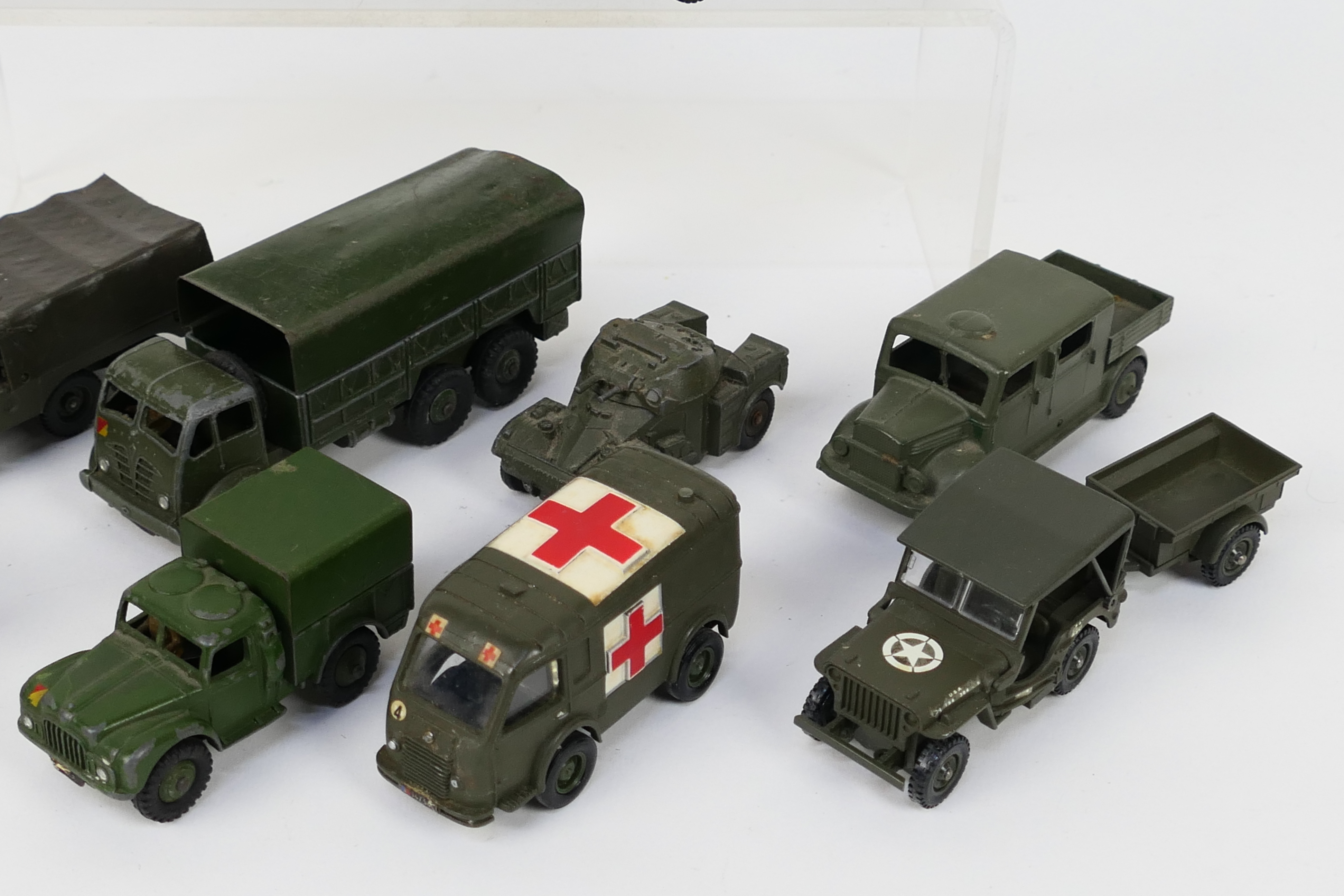 Dinky - Solido - Morestone - 12 x unboxed military vehicles including Renault Ambulance # 807, - Image 4 of 4