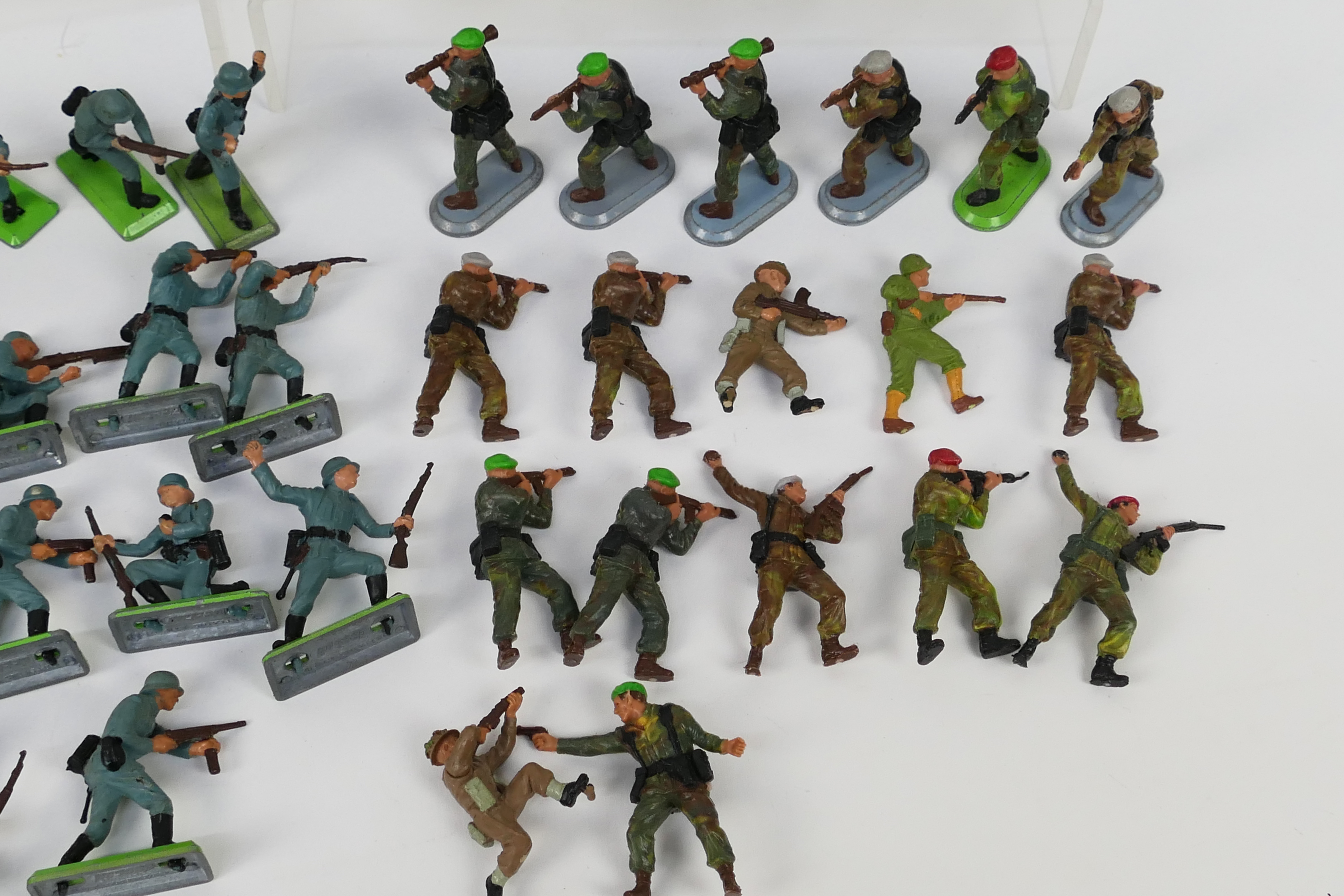 Britains Deetail - A collection of German and British Army soldiers including 41 x single German - Image 6 of 6