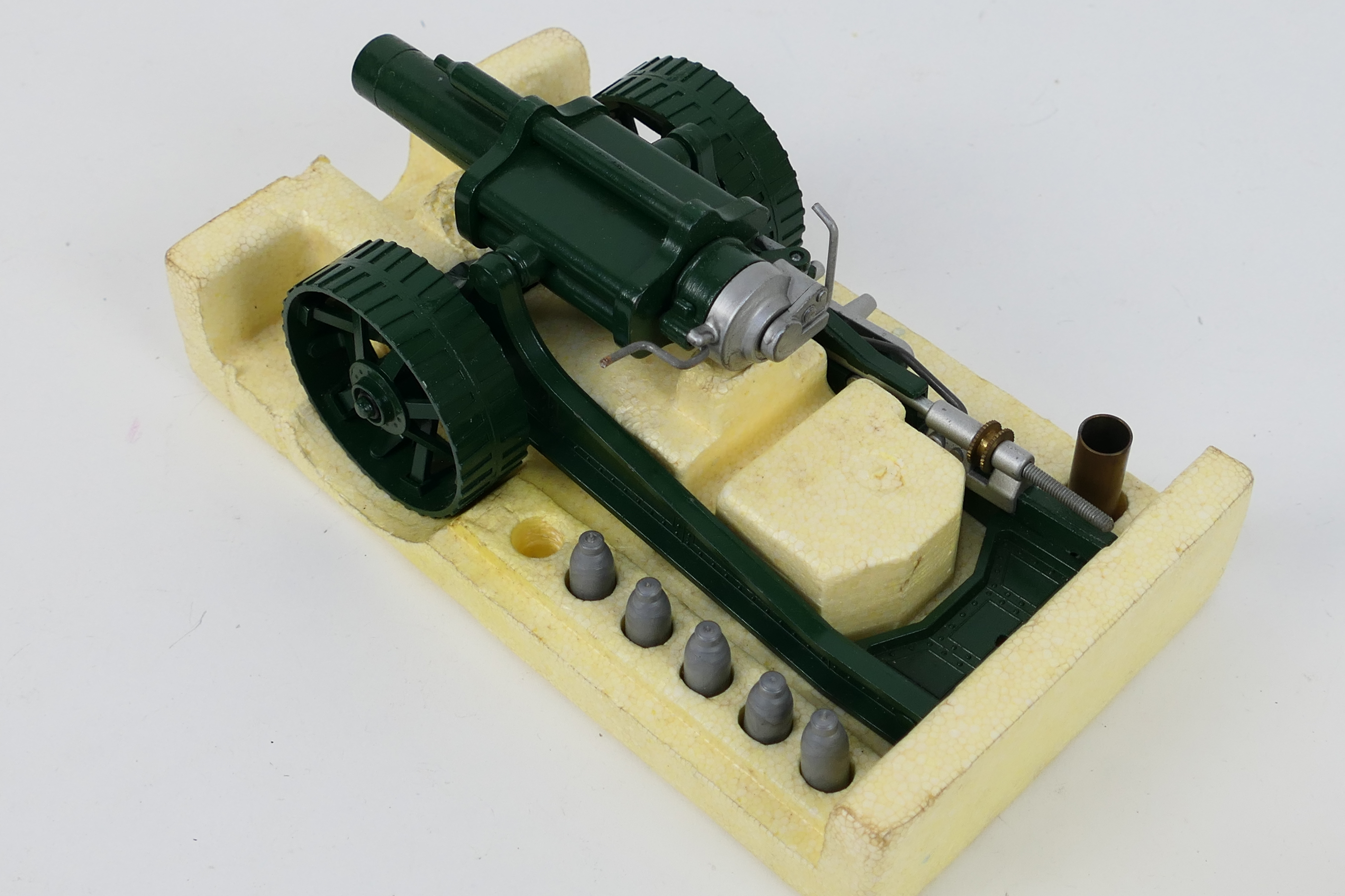 Britains - A boxed Britains #9740 18" Heavy Howitzer. - Image 3 of 6