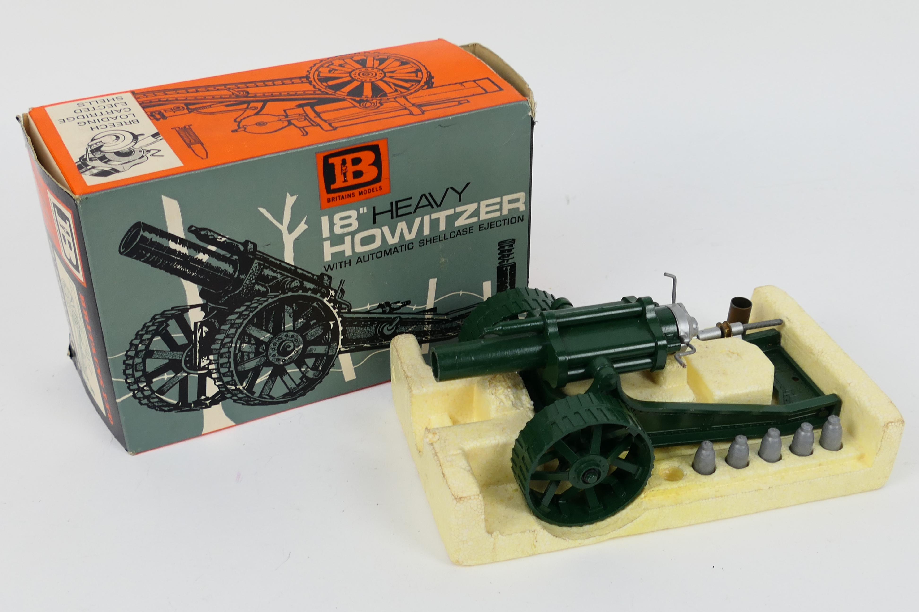 Britains - A boxed Britains #9740 18" Heavy Howitzer.