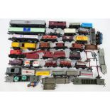 Lima - Hornby - Hornby Dublo - Others - An unboxed rake of over 30 OO / HO gauge freight rolling