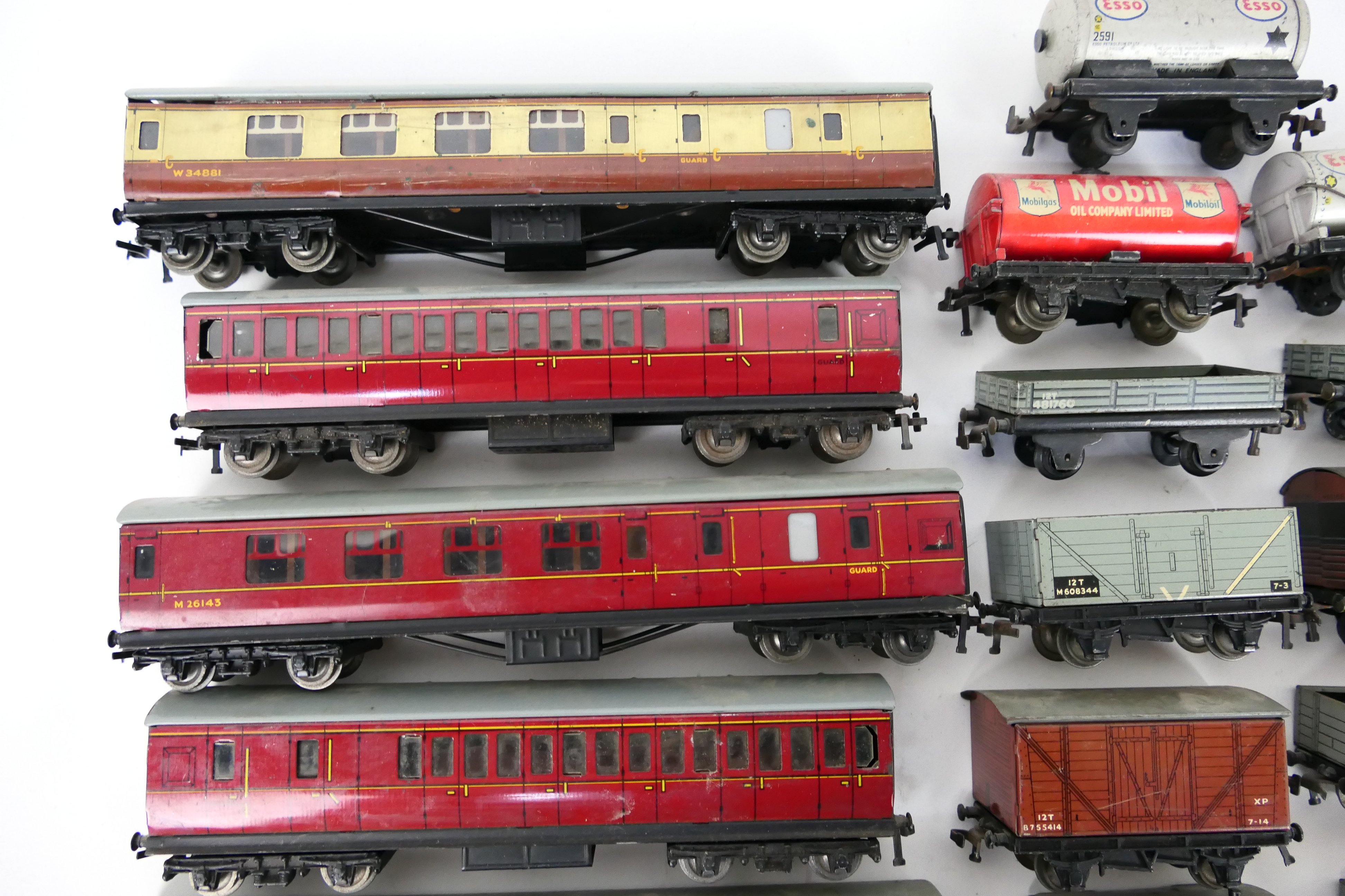 Hornby Dublo - Hornby - An unboxed group of Hornby Dublo OO gauge freight and passenger rolling - Image 3 of 5