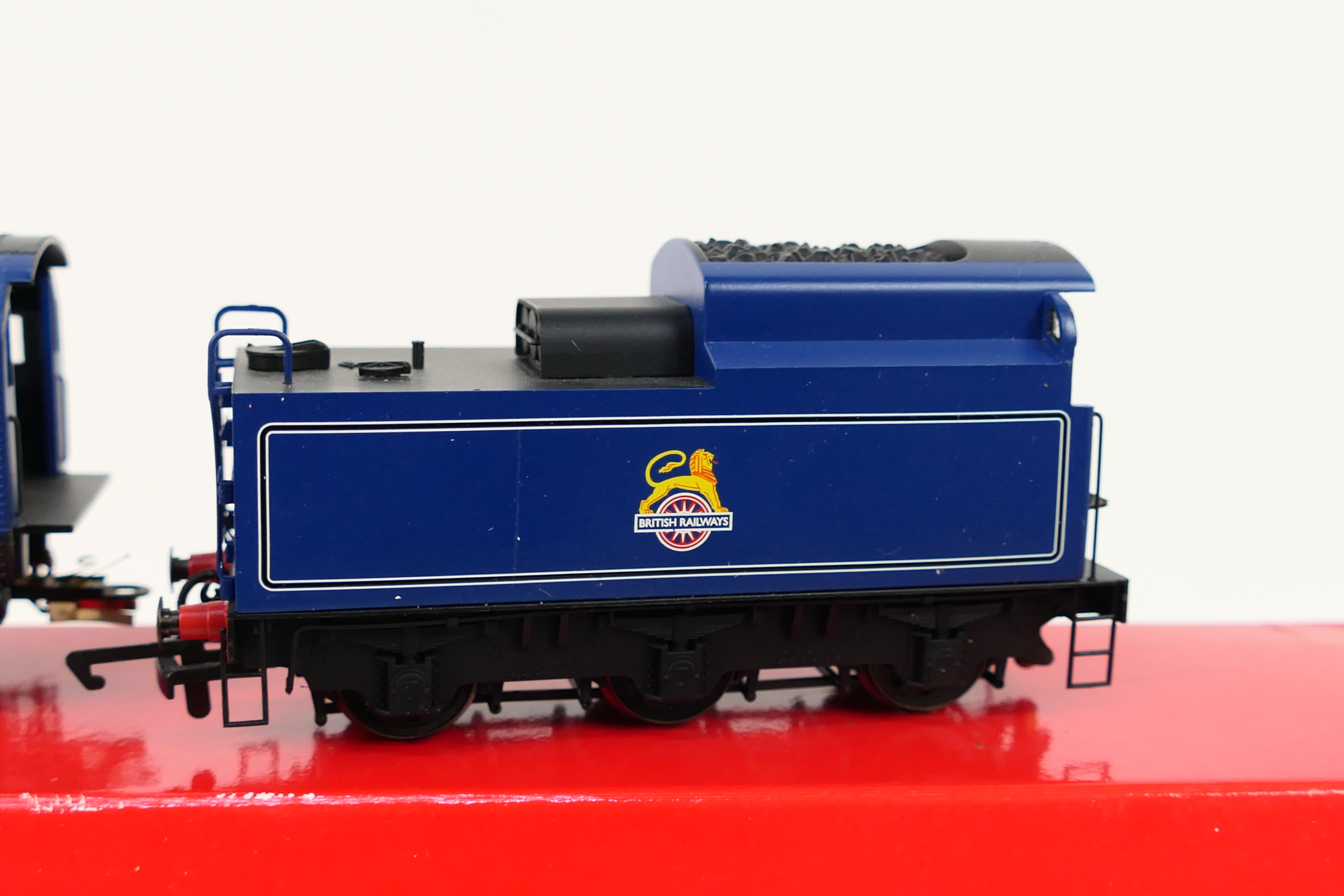 Hornby - A boxed Hornby SUPER DETAIL R2171 Merchant Navy Class 4-6-2 steam locomotive and tender Op. - Image 3 of 4