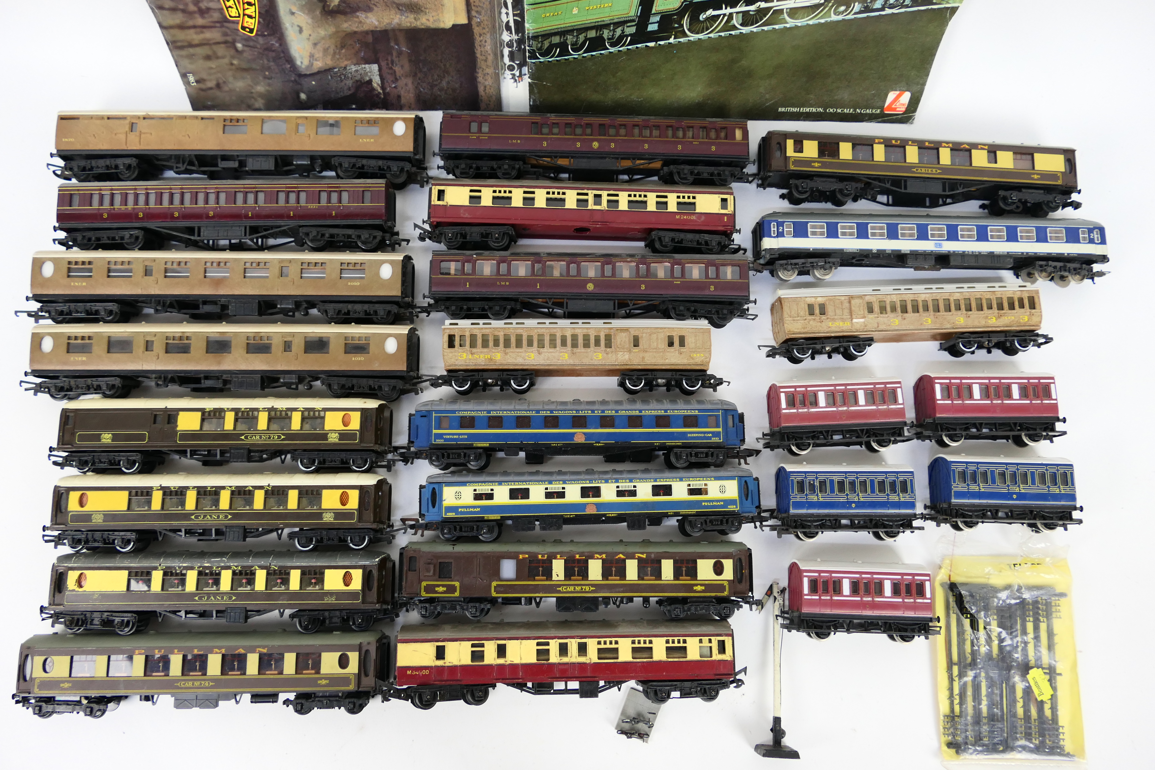 Lima - Hornby - Triang - Hornby Dublo - Others - An unboxed group of 24 OO / HO passenger coaches. - Image 2 of 2