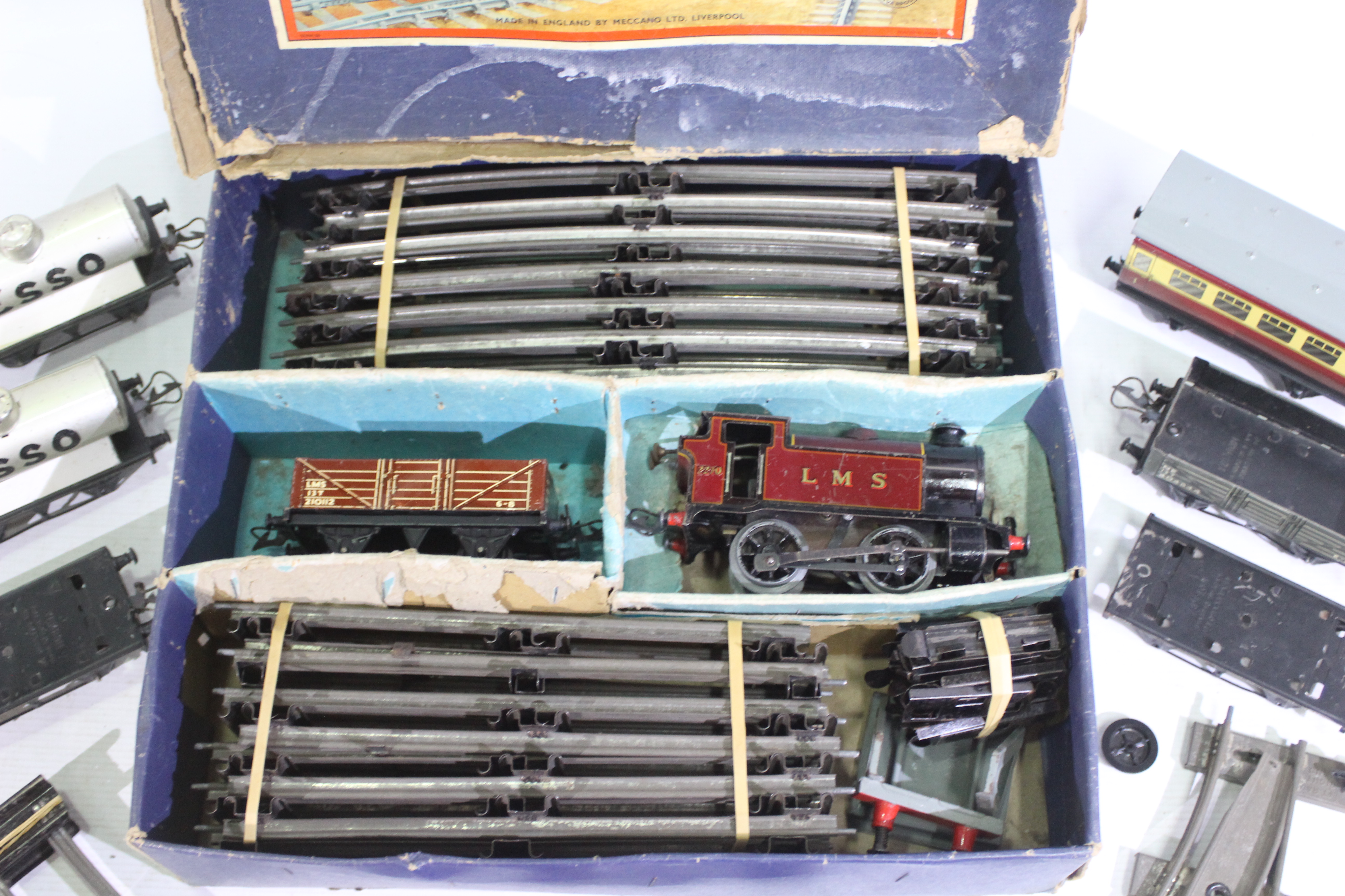 Hornby - A boxed clockwork tinplate O gauge Tank Goods Set # 201 with some extra track sections and - Image 4 of 8
