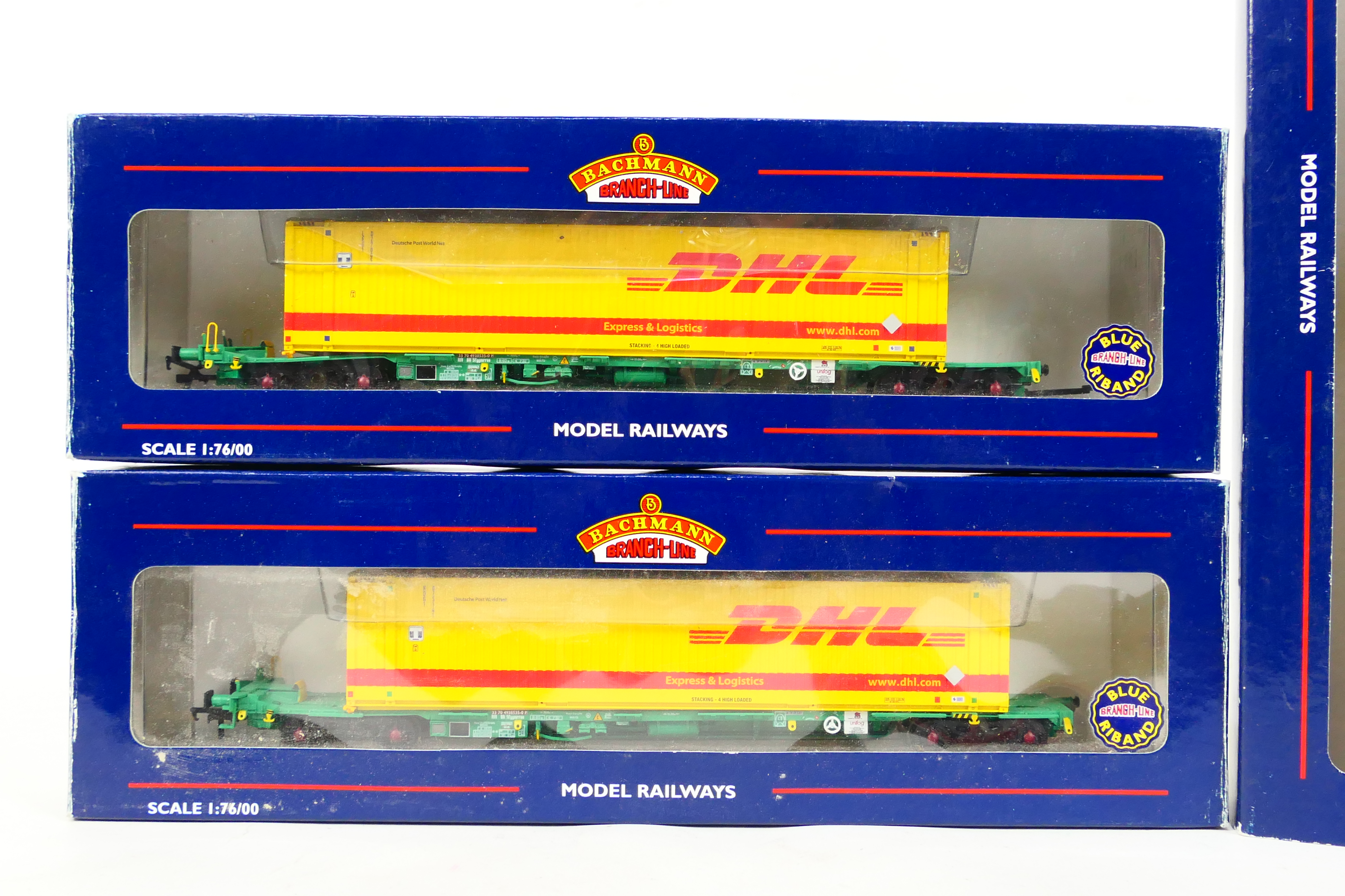 Bachmann - A boxed twin pack OO gauge intermodal bogie wagon 45 ft container in DHL livery # 37-305. - Image 2 of 2