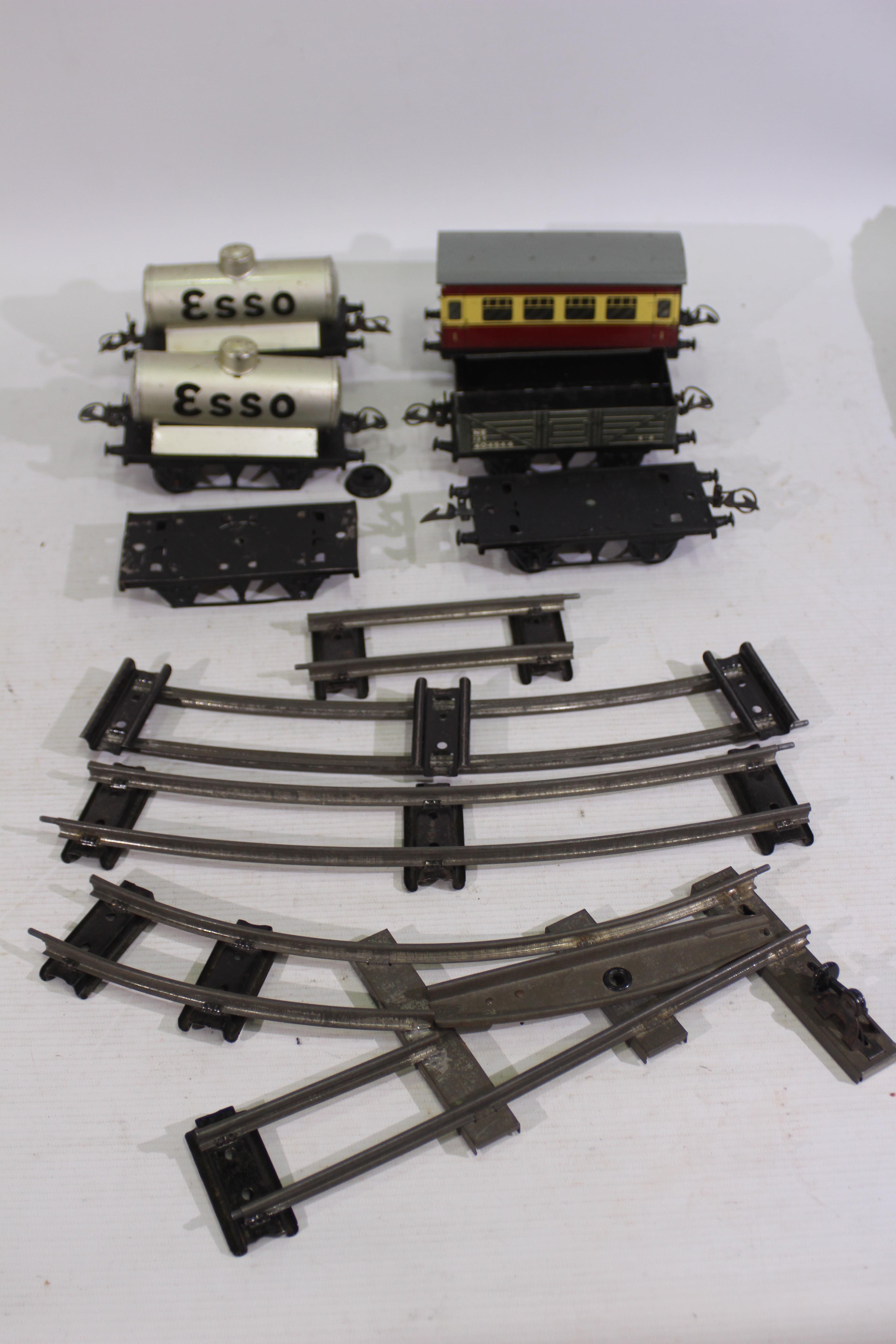 Hornby - A boxed clockwork tinplate O gauge Tank Goods Set # 201 with some extra track sections and - Image 8 of 8