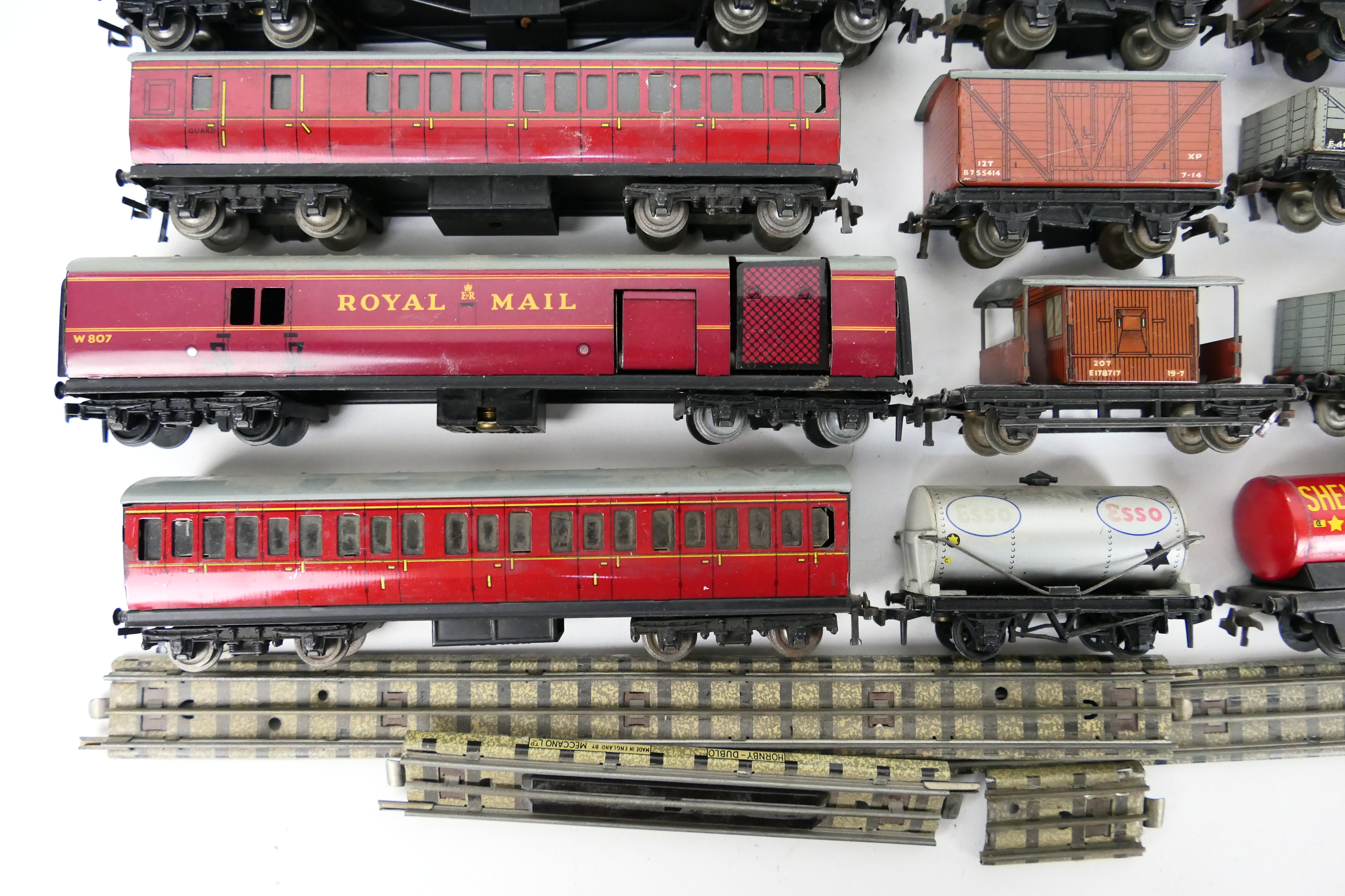 Hornby Dublo - Hornby - An unboxed group of Hornby Dublo OO gauge freight and passenger rolling - Image 4 of 5